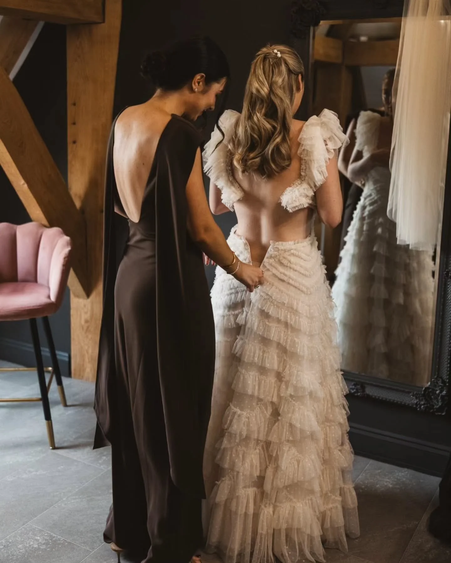 A few more of this cosy, rainy autumn wedding 🌙

More brown bridesmaids dresses please 🤎

Photographer - @holliecarlinphotography 
Venue - @theoldkentbarn 
Dress - @needleandthreadlondon 
Evening dress - @oddmuselondon 
Hair/mua - @dreamday_artistr