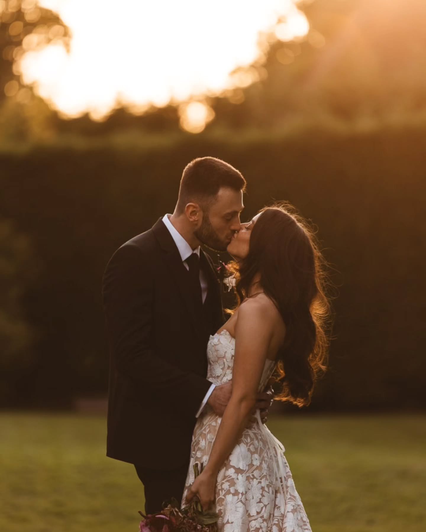 This dress will forever be one of my absolute favourites 🖤
These two were effortless, such a happy and relaxed day! 

@theoldkentbarn 
@isabellagracebridal
@seerosefloraldesign
@kellyjennermakeup
@ebonypayne_hairandmakeup

#kentweddingphotographer #