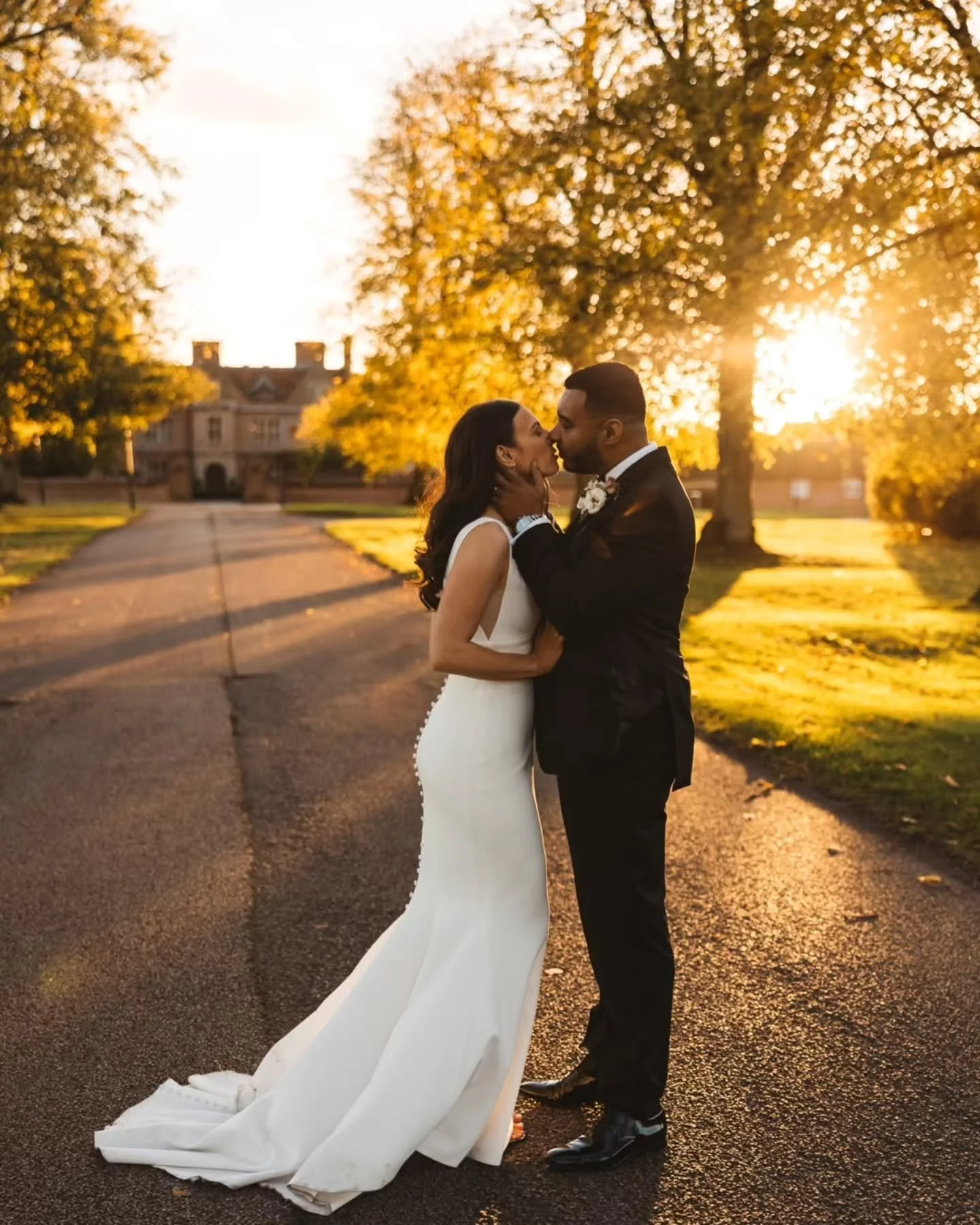 Some more of this gorgeous autumn wedding 🖤⚡️

@holliecarlinphotography
@horwoodhouse 
@whataliceworebridal 
@mintvelvet @byrotation
@freckledpetalflowers 
@charlottefountain.hair 
@beautybycolby_ 
@soapfilms.co.uk

#weddingınspo #blacktiewedding #a