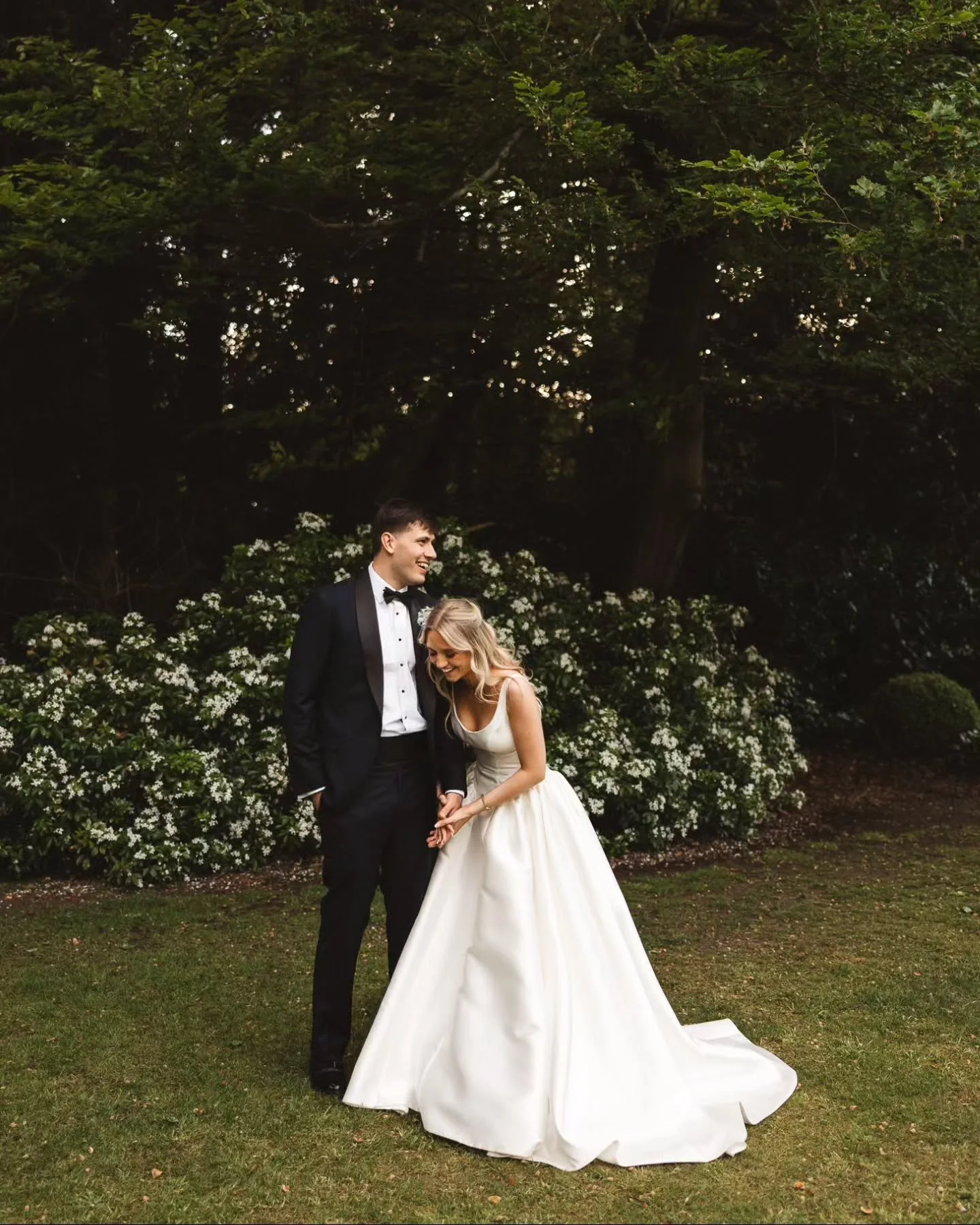 There's something so romantic about getting married with the rain gently tapping against the windows. It creates such a cosy intimate feeling in the room 🖤

And its even more perfect when it clears in the afternoon allowing for couple portraits outs
