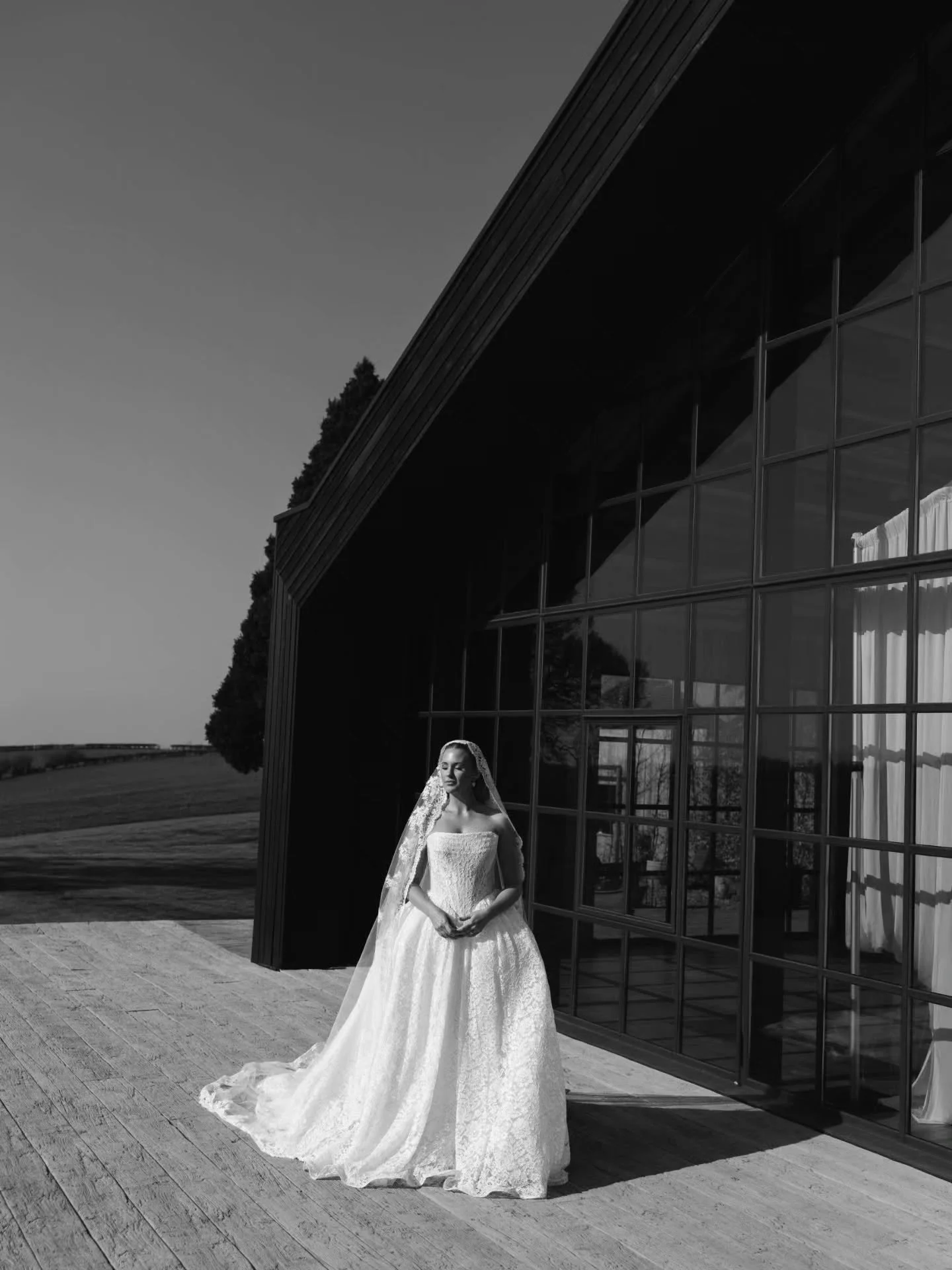 Still so obsessed with this vibe 🖤

CONCEPT, DESIGN + PHOTOGRAPHY: @holliecarlinphotography 
BTS + VIDEOGRAPHY: @trulymadlyfilms 
VENUE: @thebarnatbotleyhill 
MUA + HAIR: @perfectedbypoppy 
MODEL: @hl_london 
CAKE: @suehurstcakedesign 
DRESSES: @pan