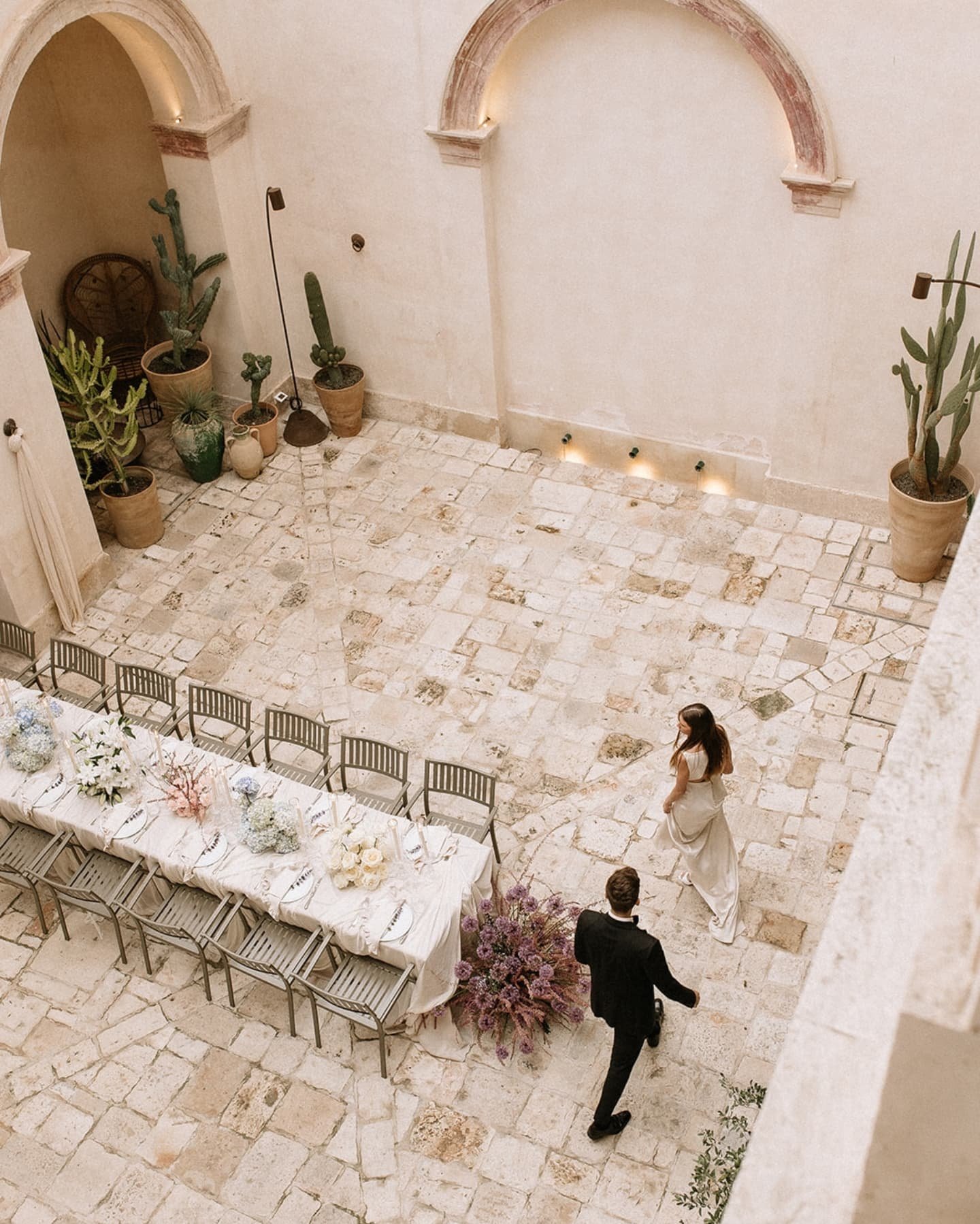 The kind of tablescape that makes you want to sit a little longer 🤍

Soft linen, gathered florals and just the right amount of candlelight. Pretty, but not too perfect. Just how I like it 🤌

Planning and styling @rebeccamarieweddings @workshopsbyla