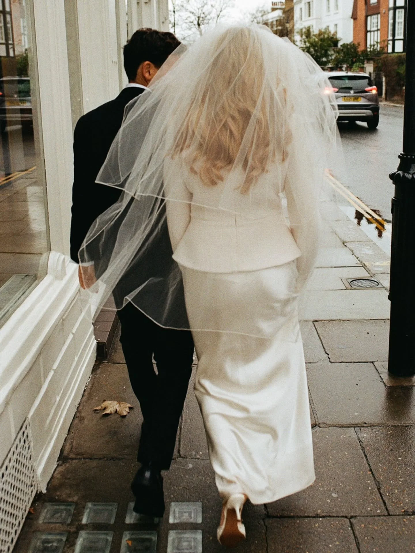 35mm film holds time a little differently.
Grainy, golden, full of feeling.

Film is now available as an add on for those who want a little more soul in their story 🤍

#35film #35mmphotography #londonweddingphotographer #weddingonfilm #weddingfilmph