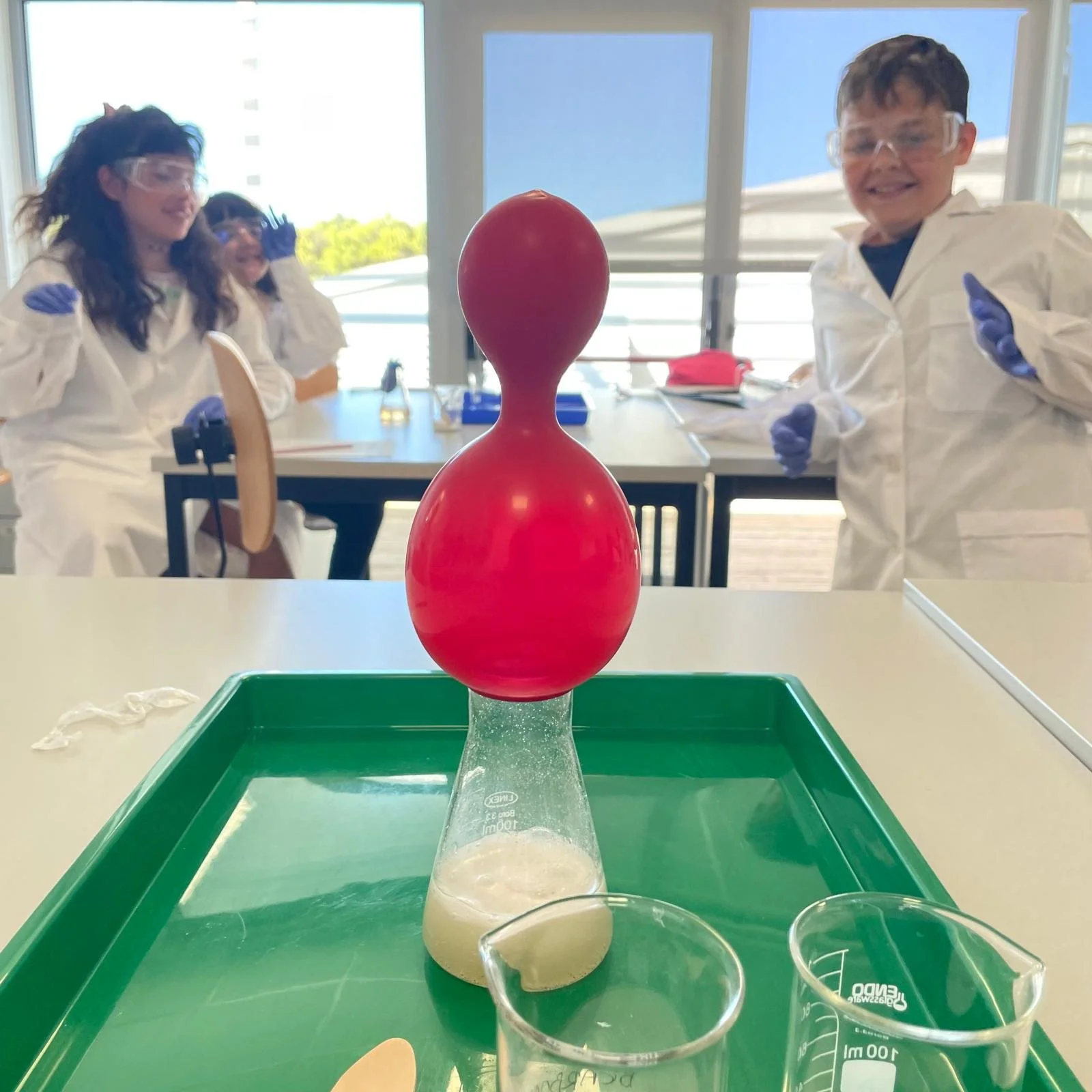 Grade 5A’s First Lab Experience: A Gas-Making Challenge! | Primeira Experiência no Laboratório para o 5ºA: Um Desafio para Produzir Gás!