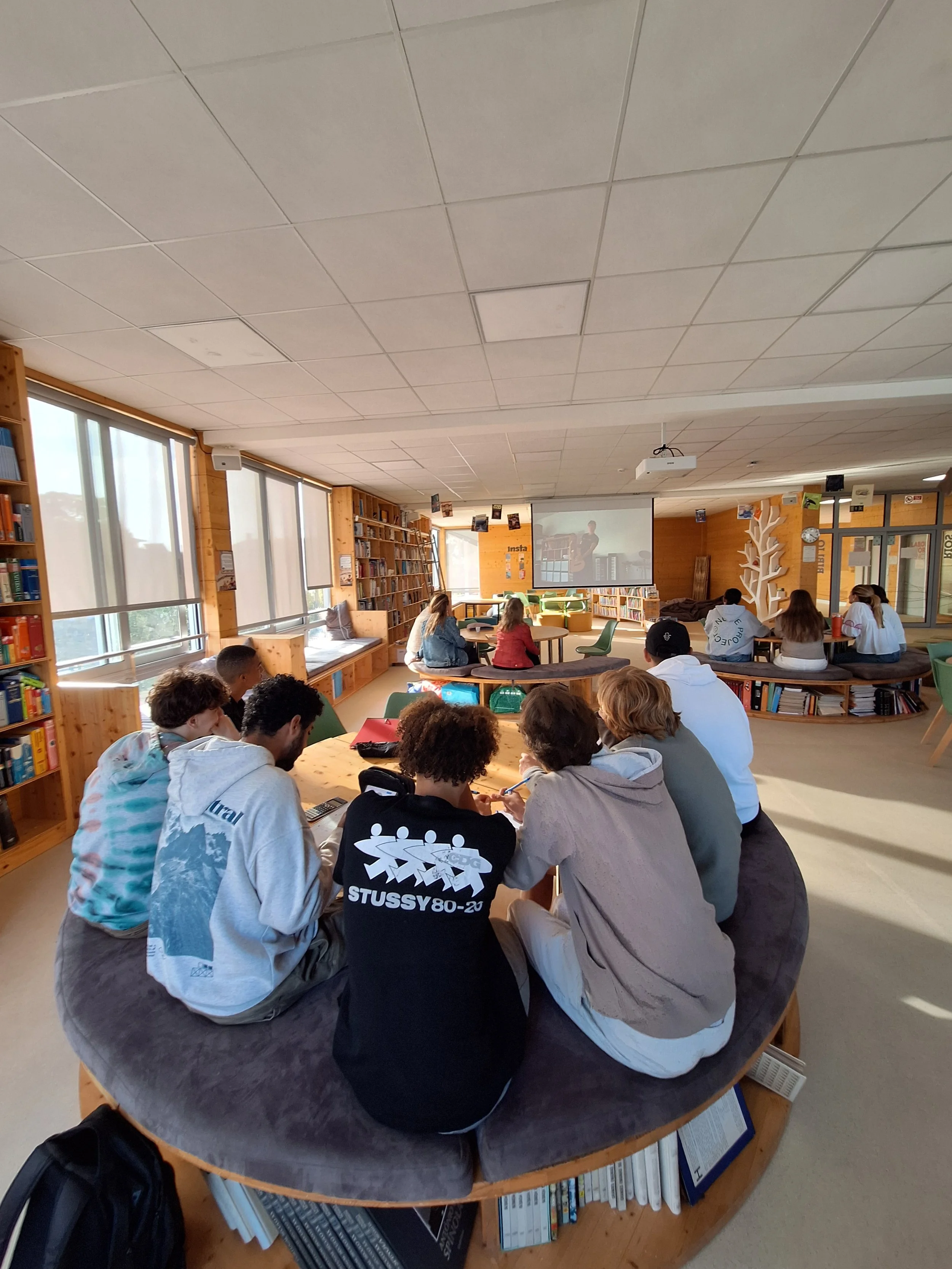 Our High School Seniors Present Music Video in Media Studies Class | Os nossos alunos finalistas do 12º ano apresentam Videoclip na aula de Media Studies
