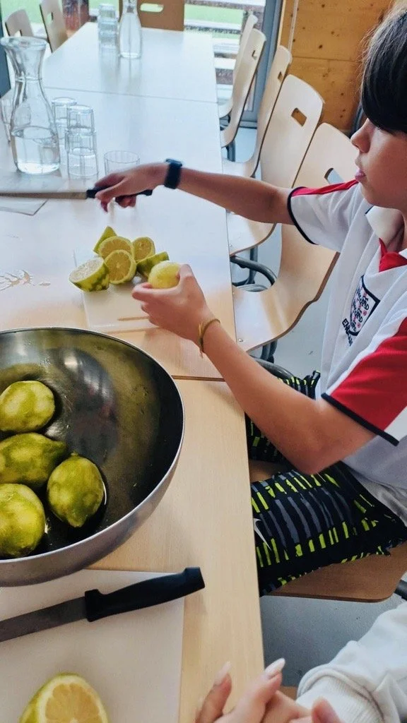 Grade 9 Spanish Students Help in the Kitchen for Argentina Day | Estudantes Espanhóis do 9º ano Ajudam na Cozinha para o Dia da Argentina