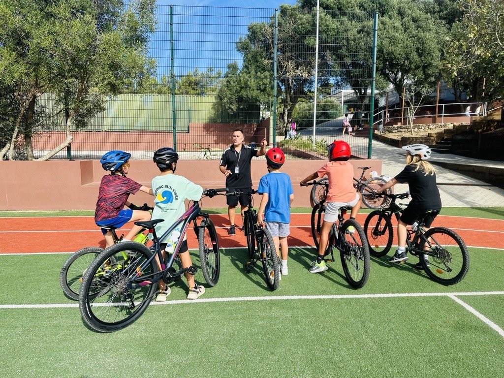 New Mountain Bike Club Rides Into Action with Coach Dimitri at the Helm | Novo Clube de Ciclismo de Montanha entra em ação com o treinador Dimitri ao leme