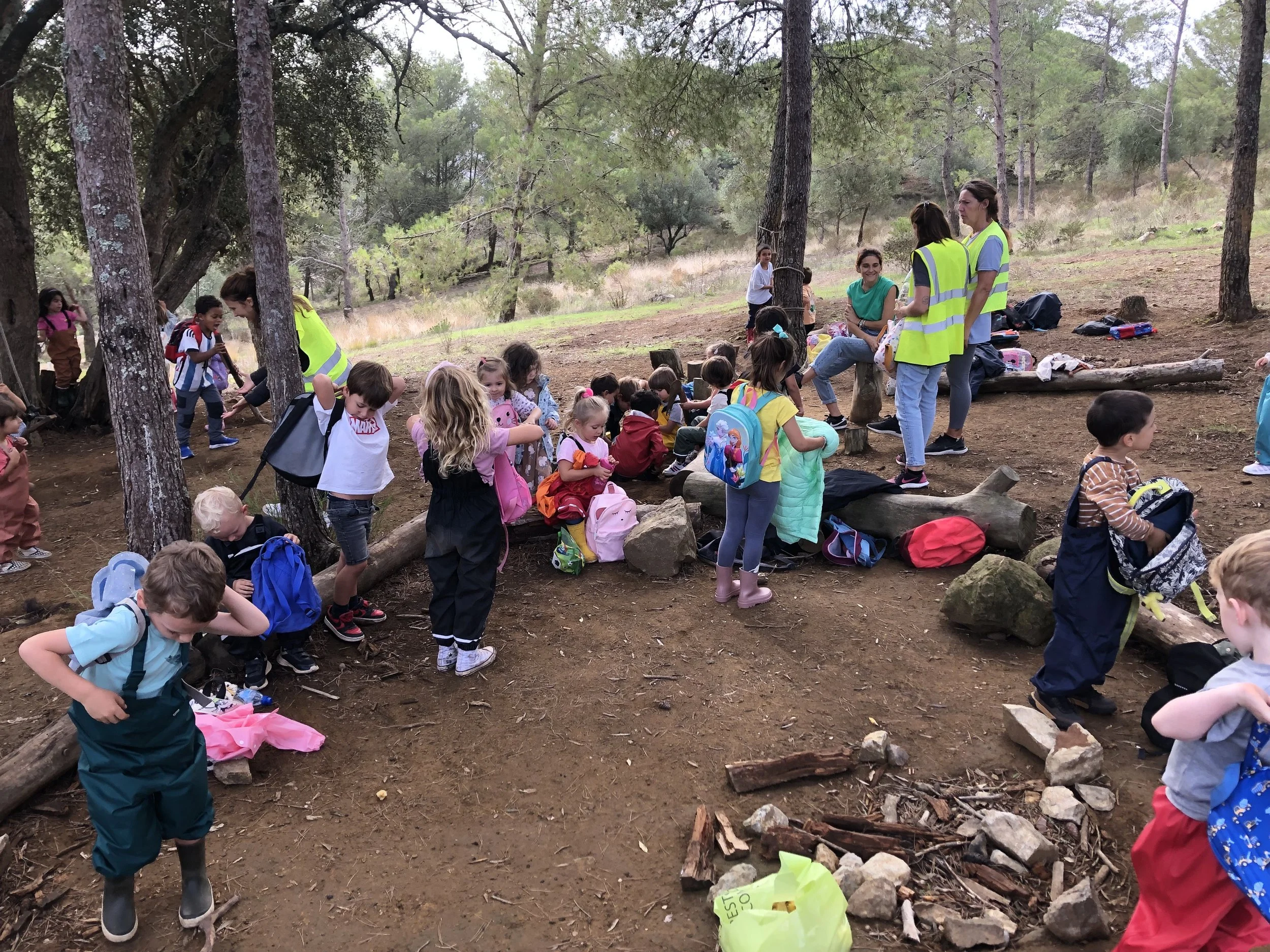 Preschool Explores Autumn with Adventures in the Forest | O pré-escolar explora o outono com Aventuras na Floresta