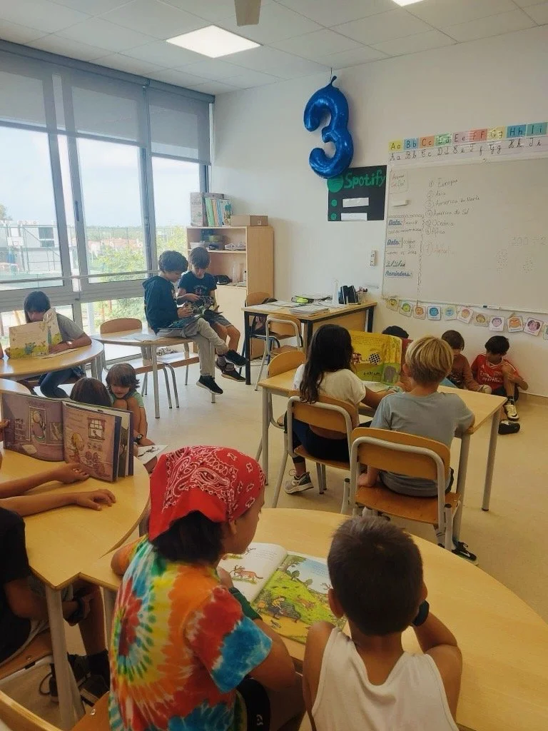 5th Graders Join 3rd Graders for a Reading Session | Os Alunos do 5º ano juntam-se aos do 3º ano para uma Sessão de Leitura