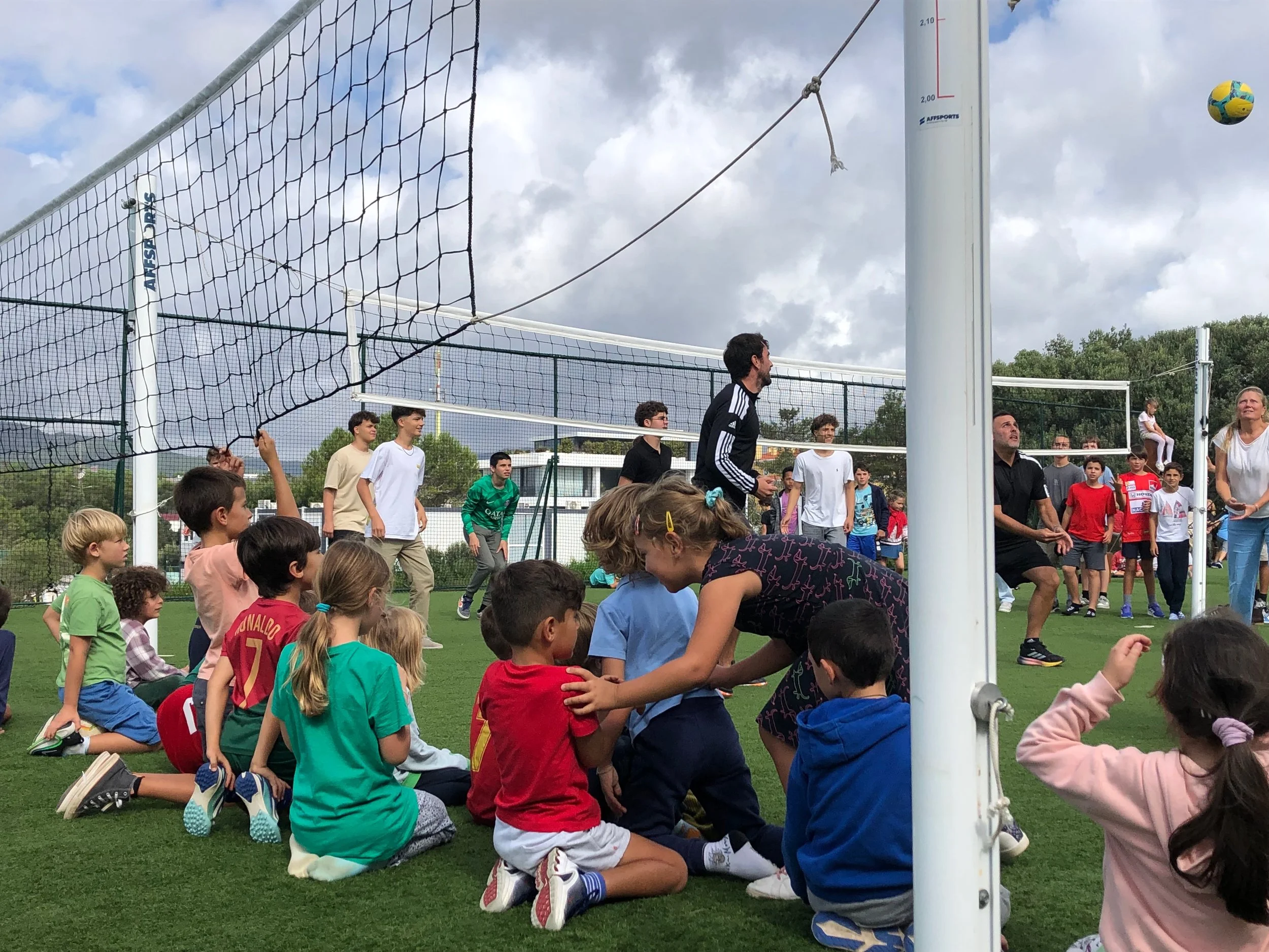 Teacher vs. Student Games: A Spirited Showdown on the Volleyball Court | Jogos entre professores e alunos: Um confronto animado no campo de voleibol