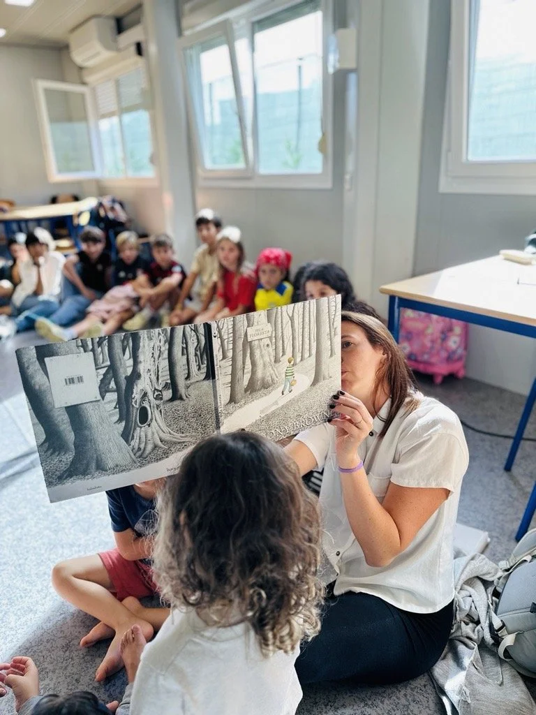 Preschool Students Bring Storytelling to 5th Grade Class | Alunos do Pré-Escolar contam histórias à turma do 5º ano