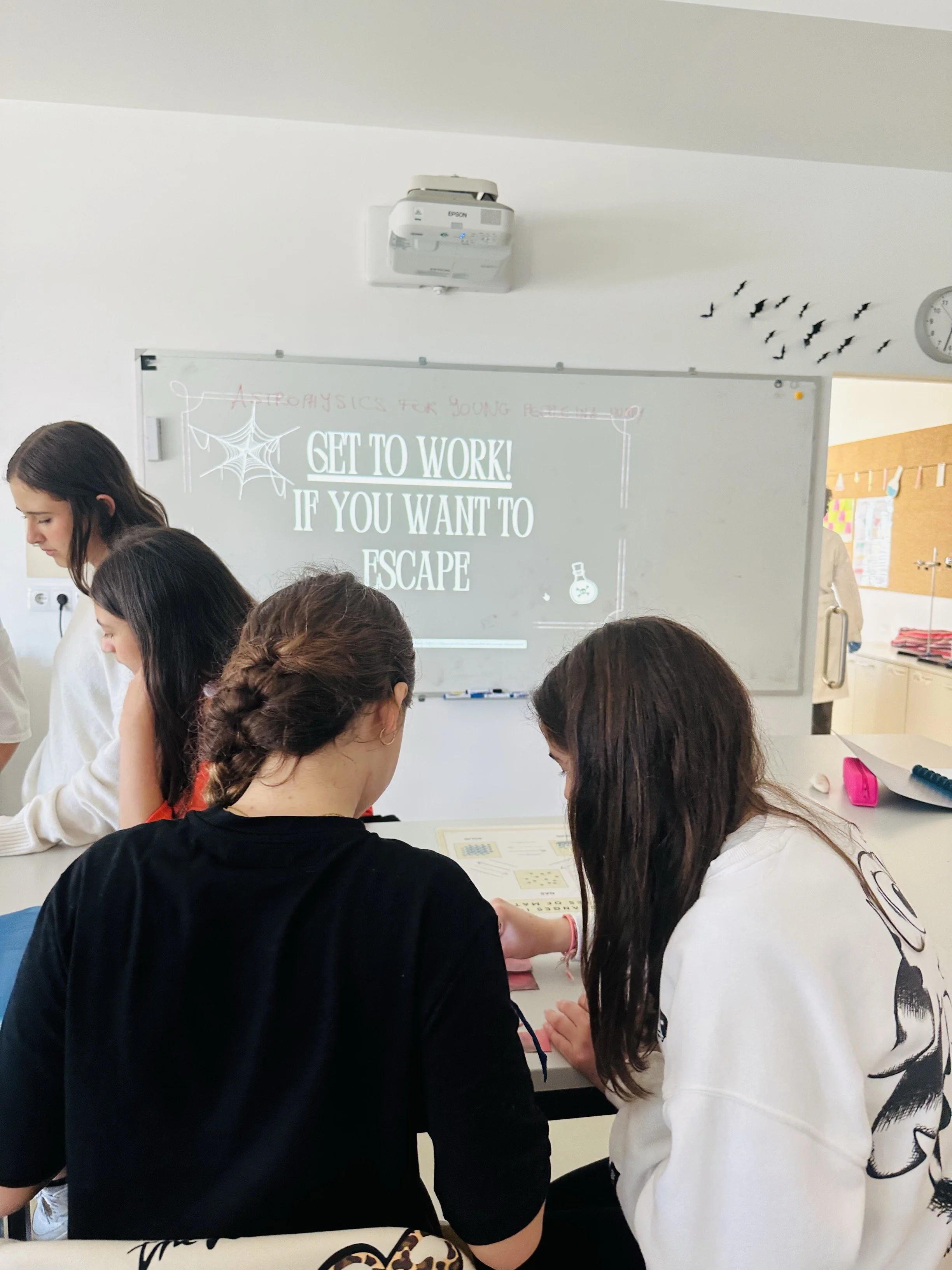 Grade 7 Halloween-Themed Escape Room in Science Class | 7º ano tem uma Halloween Escape Room na Aula de Ciências