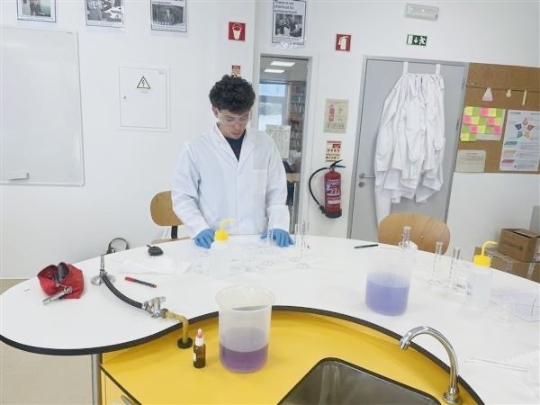 Chemistry A-Level Students Conduct Hands-On Experimental Lab Activity | Estudantes de Química realizam uma Atividade Laboratorial Experimental 