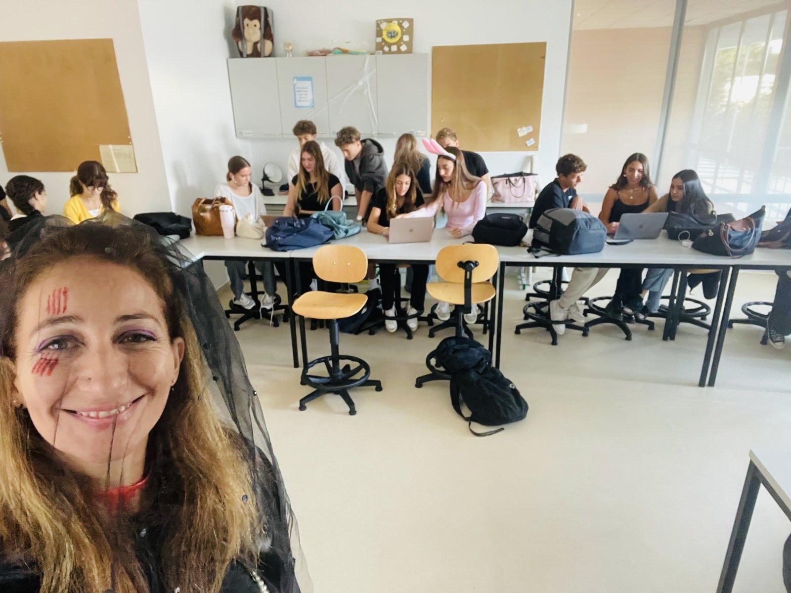 Grade 10 Celebrates Halloween with Spooky Science Quiz | 10º ano celebra o Halloween com um quizz assustador de ciências 