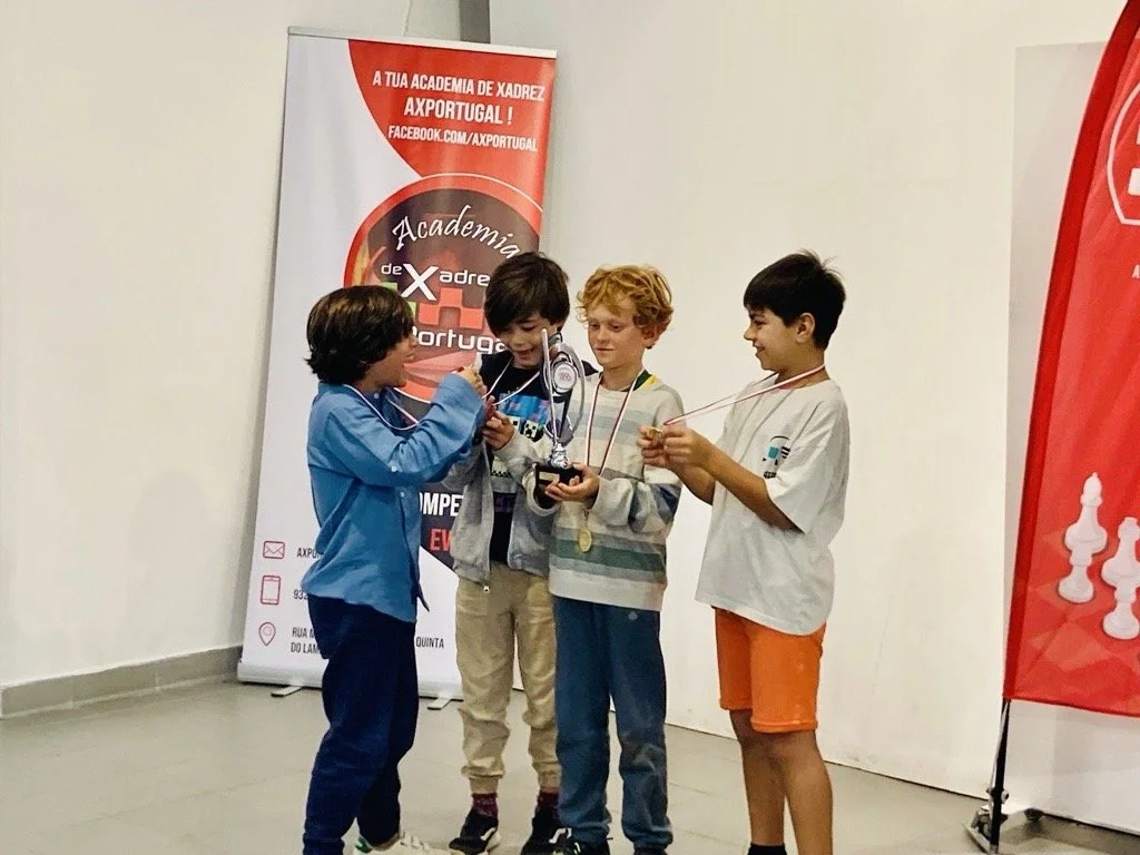 Aprendizes Students Triumph at Interschool Chess Tournament | Alunos da Escola Aprendizes triunfam em torneio interescolar de xadrez