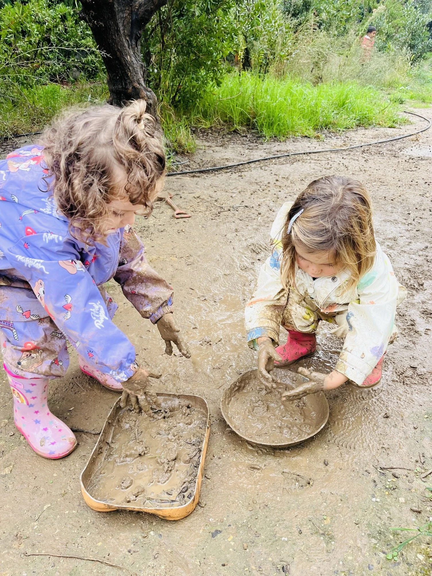 Preschoolers Embrace the Rain: Learning Through Exploration and Play | Pré-escolar abraça a chuva: Aprender através da exploração e da brincadeira