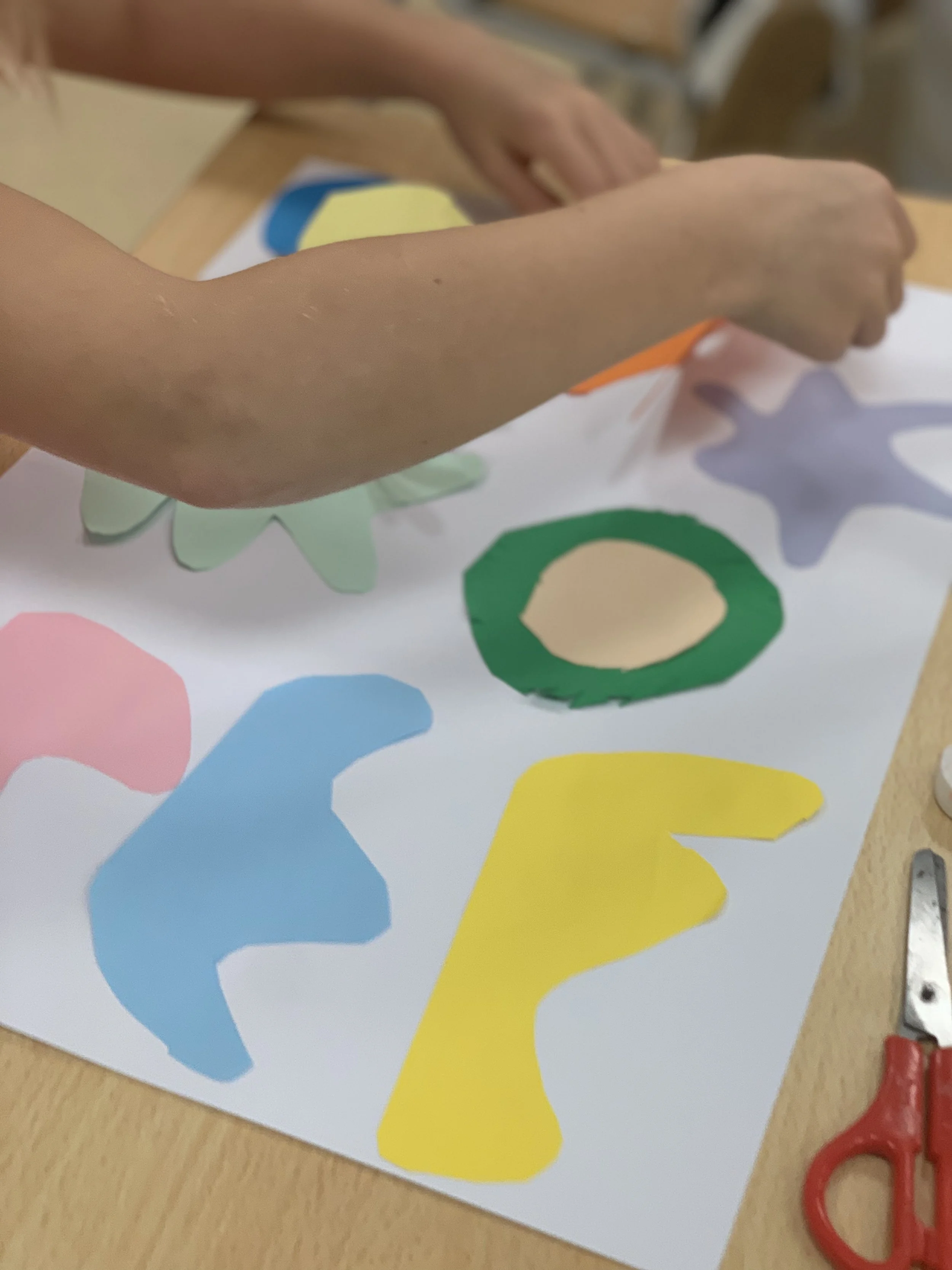  Grade 2 Explores “Drawing with Scissors” Inspired by Henri Matisse | O 2º ano explora o “Desenho com Tesoura” inspirado em Henri Matisse
