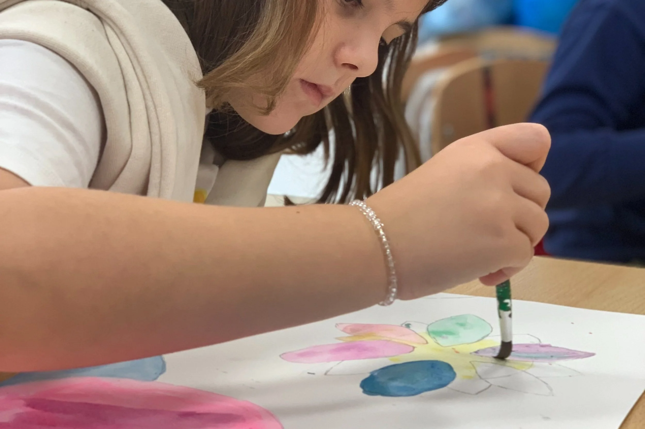 Grade 4 Students Celebrate Women in Arts Through Abstract Painting | Alunos do 4º ano celebram as mulheres nas artes através da pintura abstrata