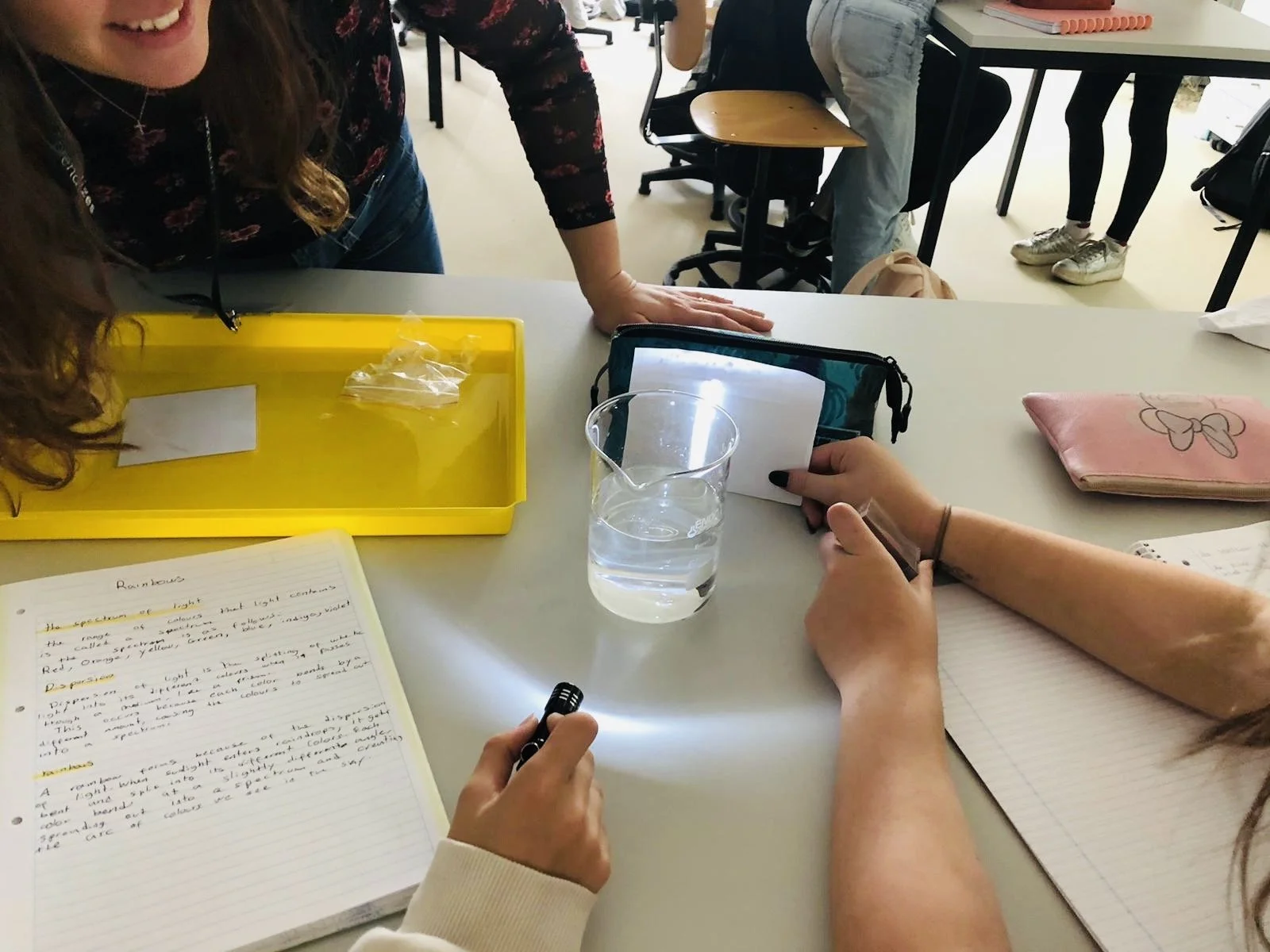 Science Class Experiment Dazzles as Students Explore the Science Behind Rainbows | Aula de Ciências deslumbra os alunos que exploram a Ciência por detrás do Arco-íris