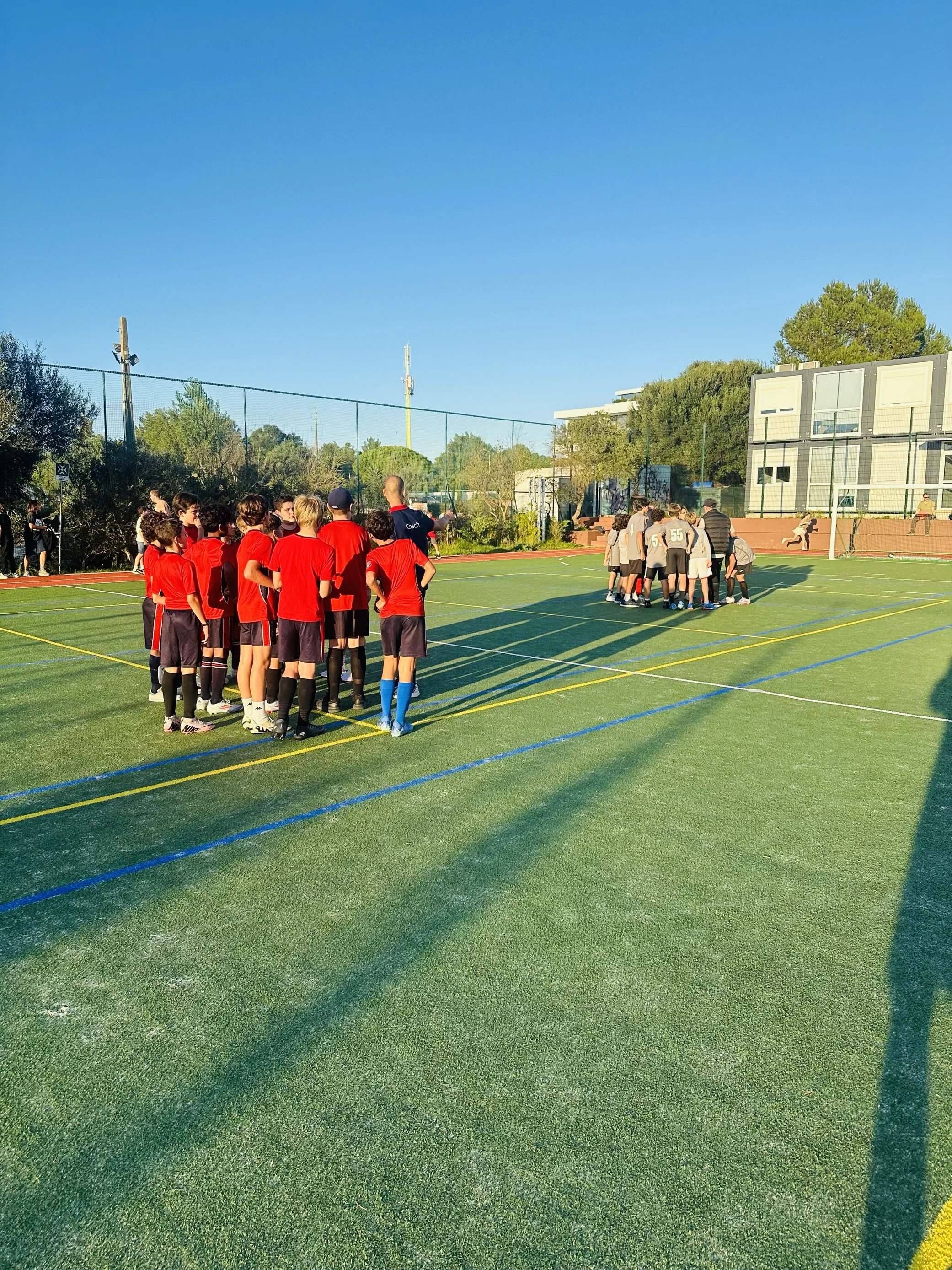 Thrilling Match as Aprendizes Faces Off Against King’s College in Afternoon Showdown | Jogo emocionante: Aprendizes enfrentam o King’s College
