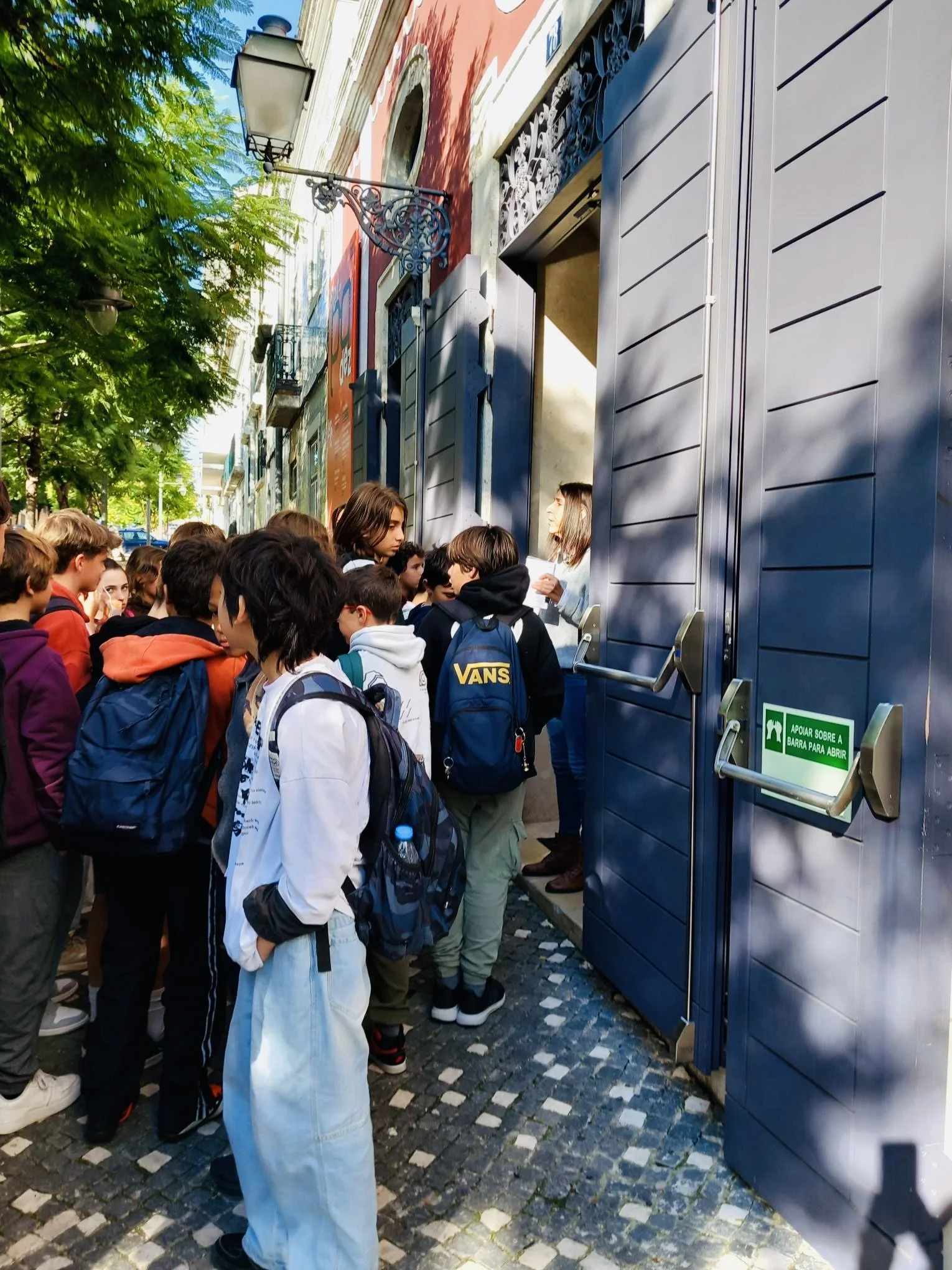6th Grade Students Attend Theater Performance Celebrating Alexandre O'Neill's Poetry | Alunos do 6º ano assistem a um espetáculo de teatro que celebra a poesia de Alexandre O'Neill