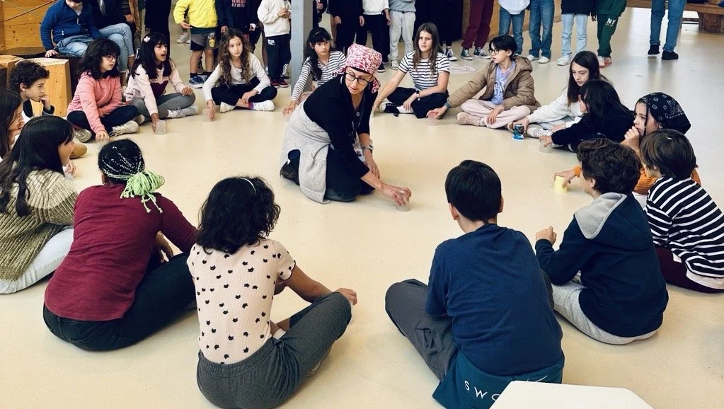 Grade 5 Perform Flash Mob with Cup Choreography in Music Class | O 5º ano faz um Flash Mob com coreografia de copos na aula de música
