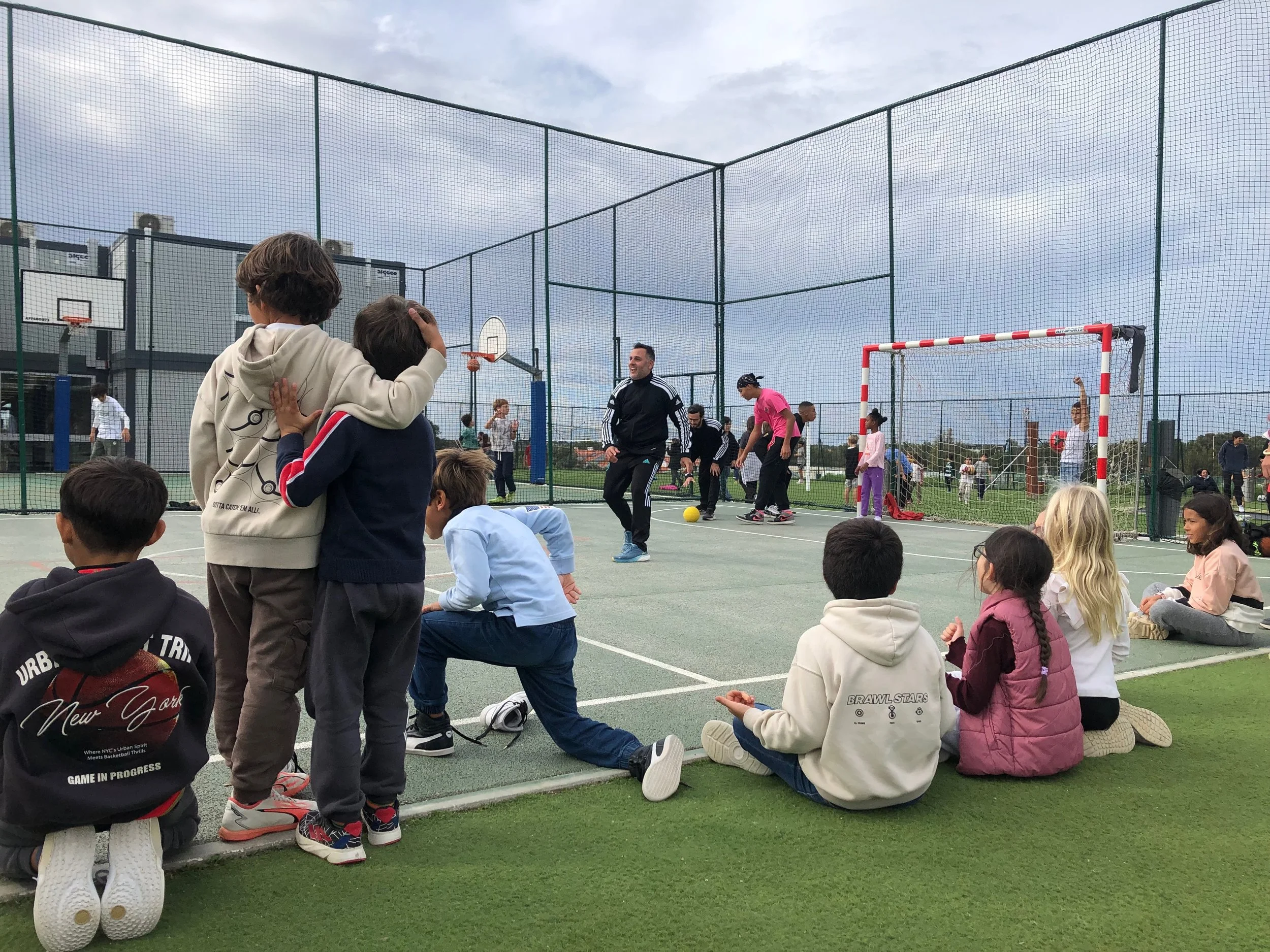 Teacher vs Student Games are Back with Action-Packed Dodgeball | Os jogos Professor vs. Aluno estão de volta com Dodgeball cheio de ação