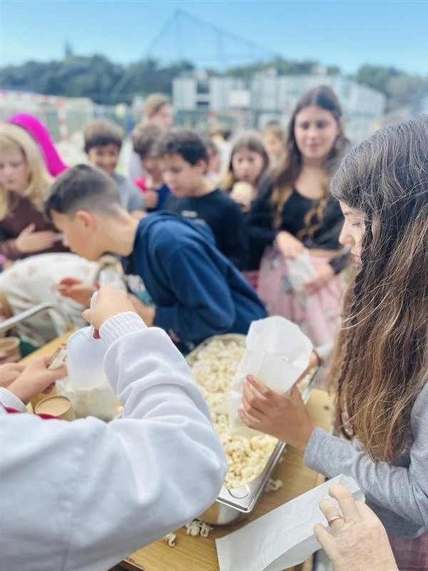 Middle School Celebrates World Children’s Day with Fundraiser for Refugee Children | Celebra o Dia Mundial dos Direitos das Crianças com uma Angariação de Fundos para Crianças Refugiadas