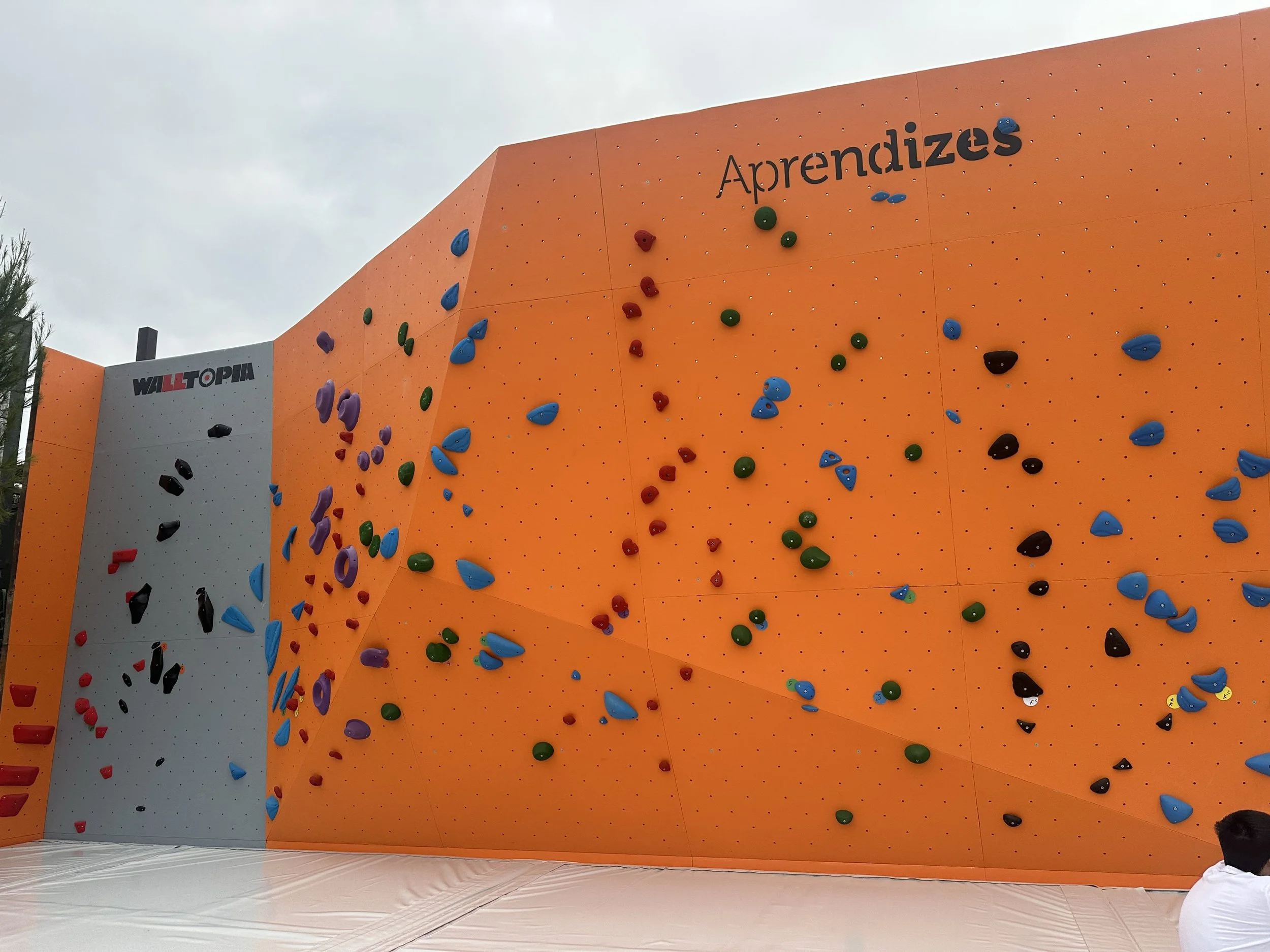 The Bouldering Wall is Ready: Let’s Climb and Learn Together! | A Parede de Escalada está pronta: Vamos escalar e aprender juntos! 