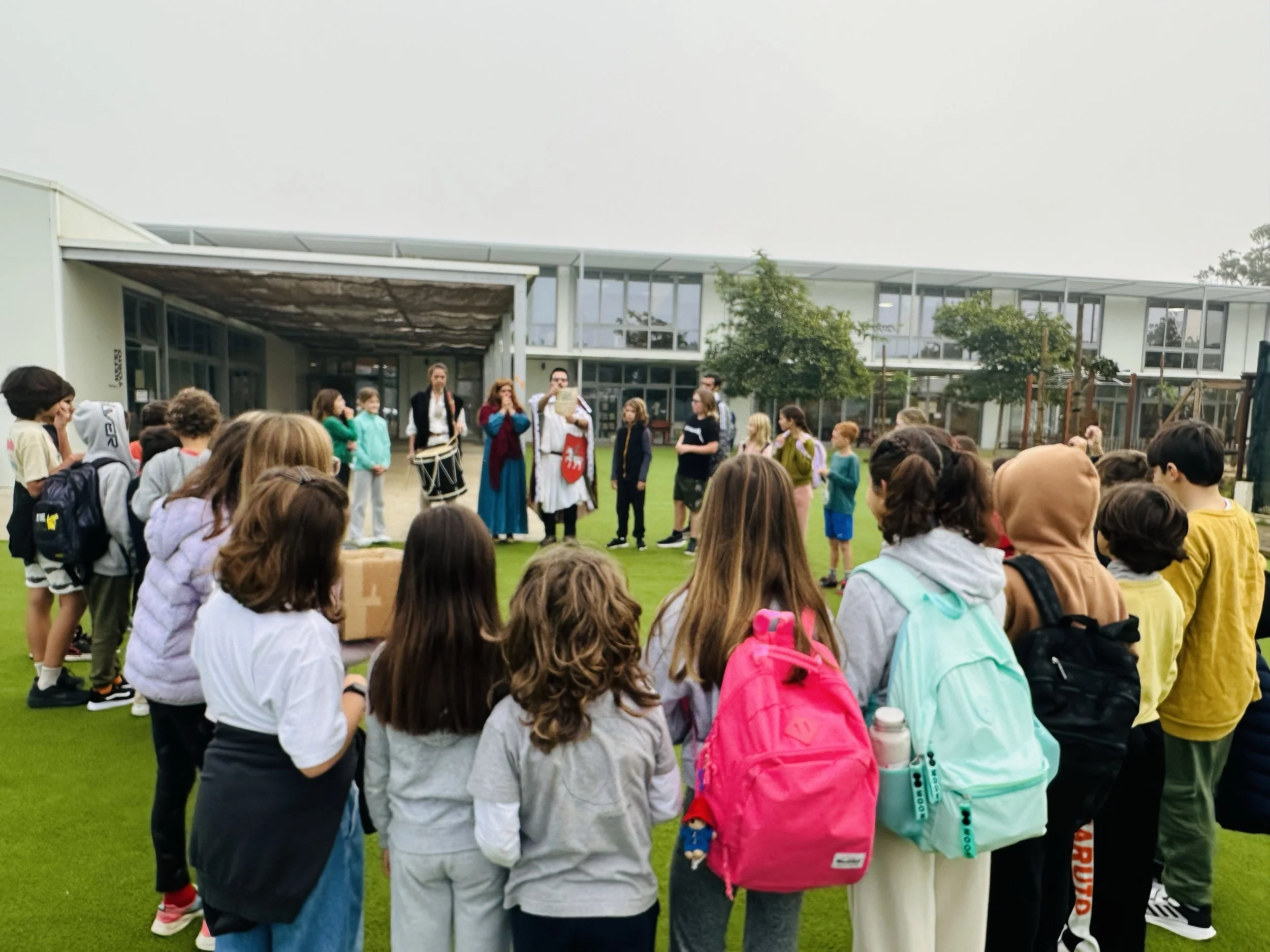 Grade 4 Teachers Bring History to Life in a Play About the Battle of São Mamede | Professores do 4º ano dá vida à História numa Peça de Teatro sobre a Batalha de São Mamede 