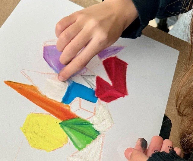 Grade 9 studies Shape, Light, Form: Direct observation of a geometric still life | 9.º ano estuda Forma, Luz, Forma: Observação direta de uma natureza morta geométrica