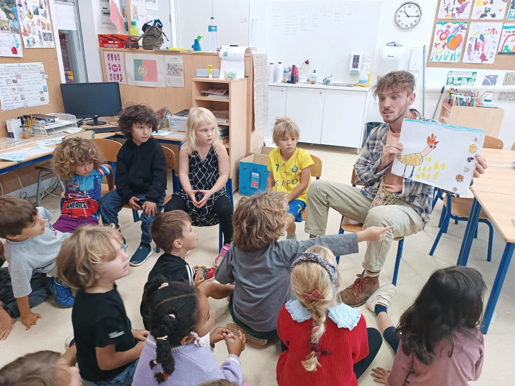 PreSchool learns about the Chickens in the Horta | Alunos da Pré-escolar aprendem sobre as galinhas na Horta