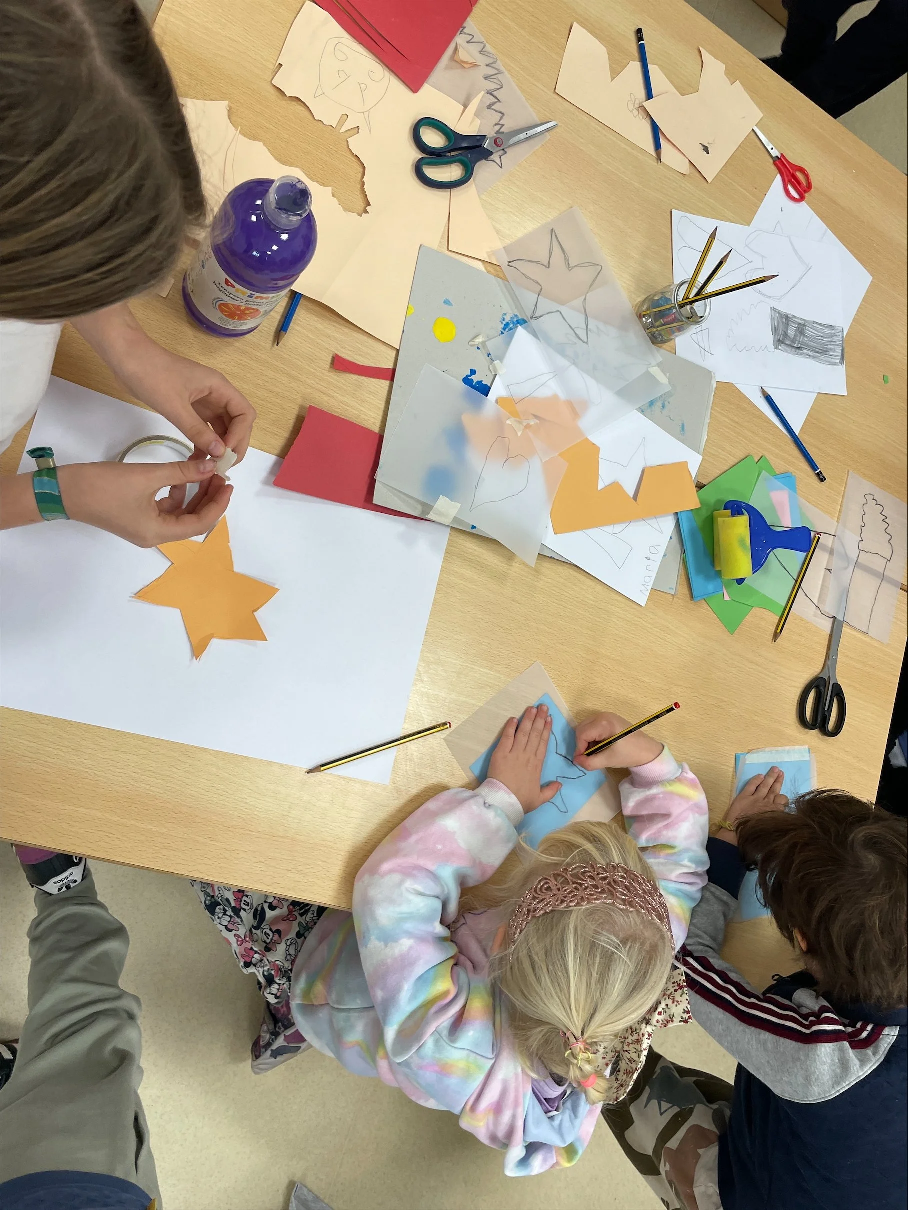 Grade 6 Students Bring Art and Andy Warhol to Preschool Investigators | Os alunos do 6º ano levam a arte e Andy Warhol aos investigadores do Pré-escolar