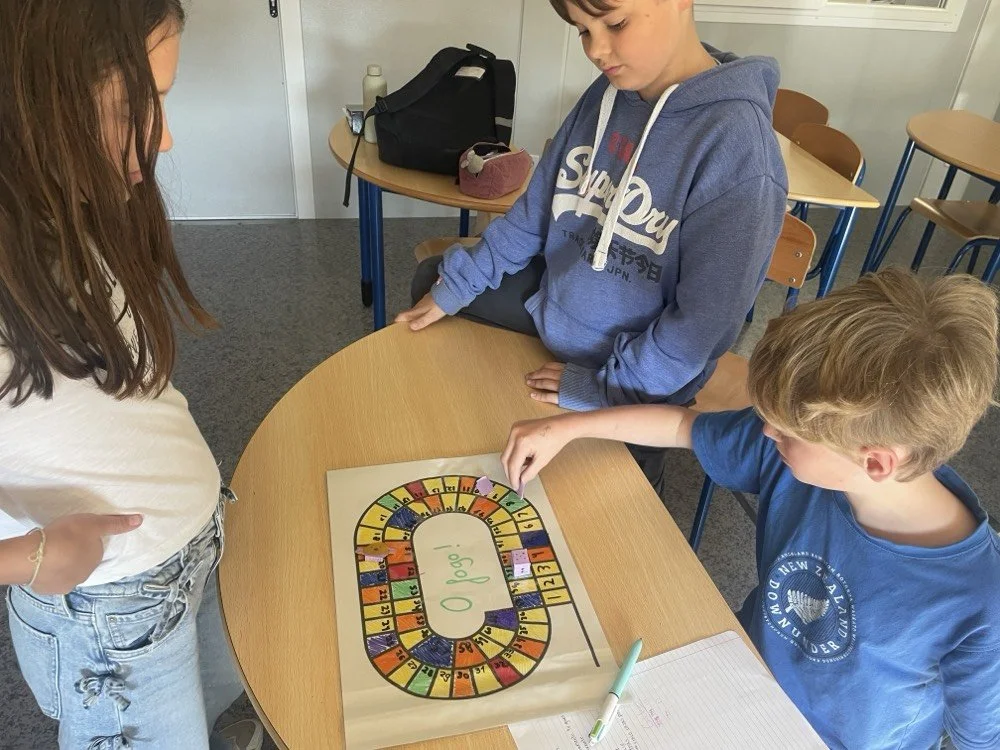 5th Graders Design and Play Their Own Board Game |  5º ano criam e jogam o seu próprio jogo de tabuleiro