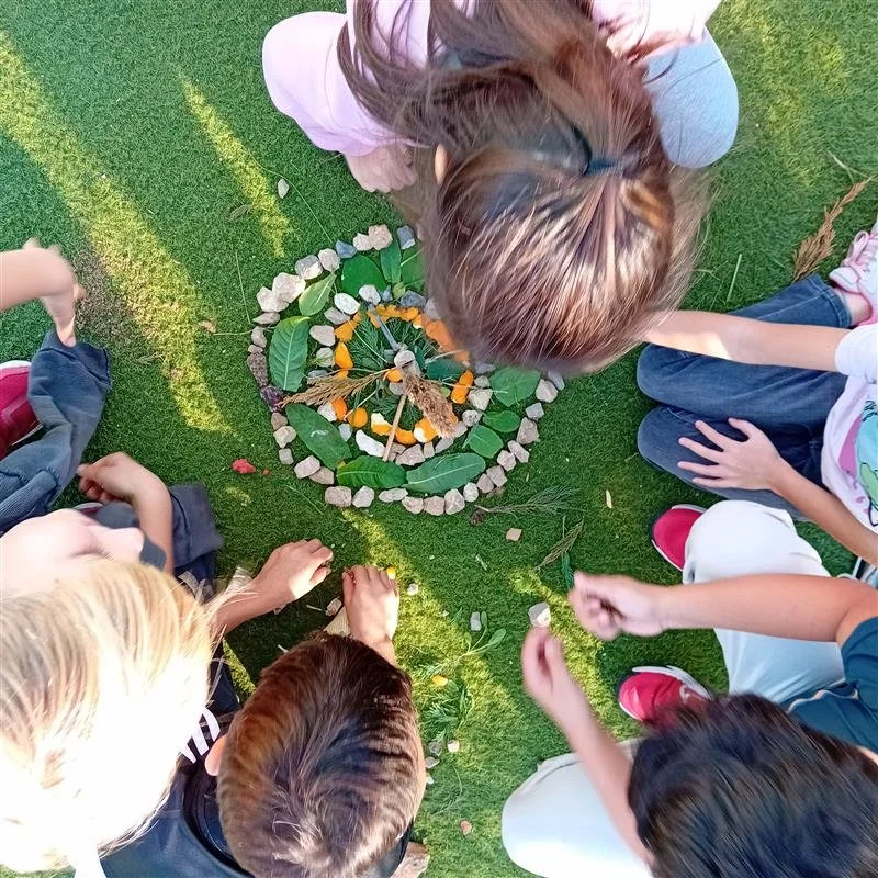 Primary Create Stunning "Land Art" Outdoors | A Primária cria “Land Art” deslumbrante ao ar livre