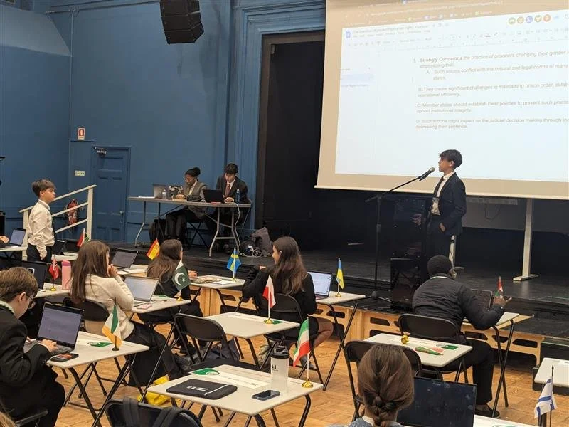Students Participate in St. Julian’s Model United Nations (MUN) | Alunos participam do St. Julian's Model United Nations (MUN)