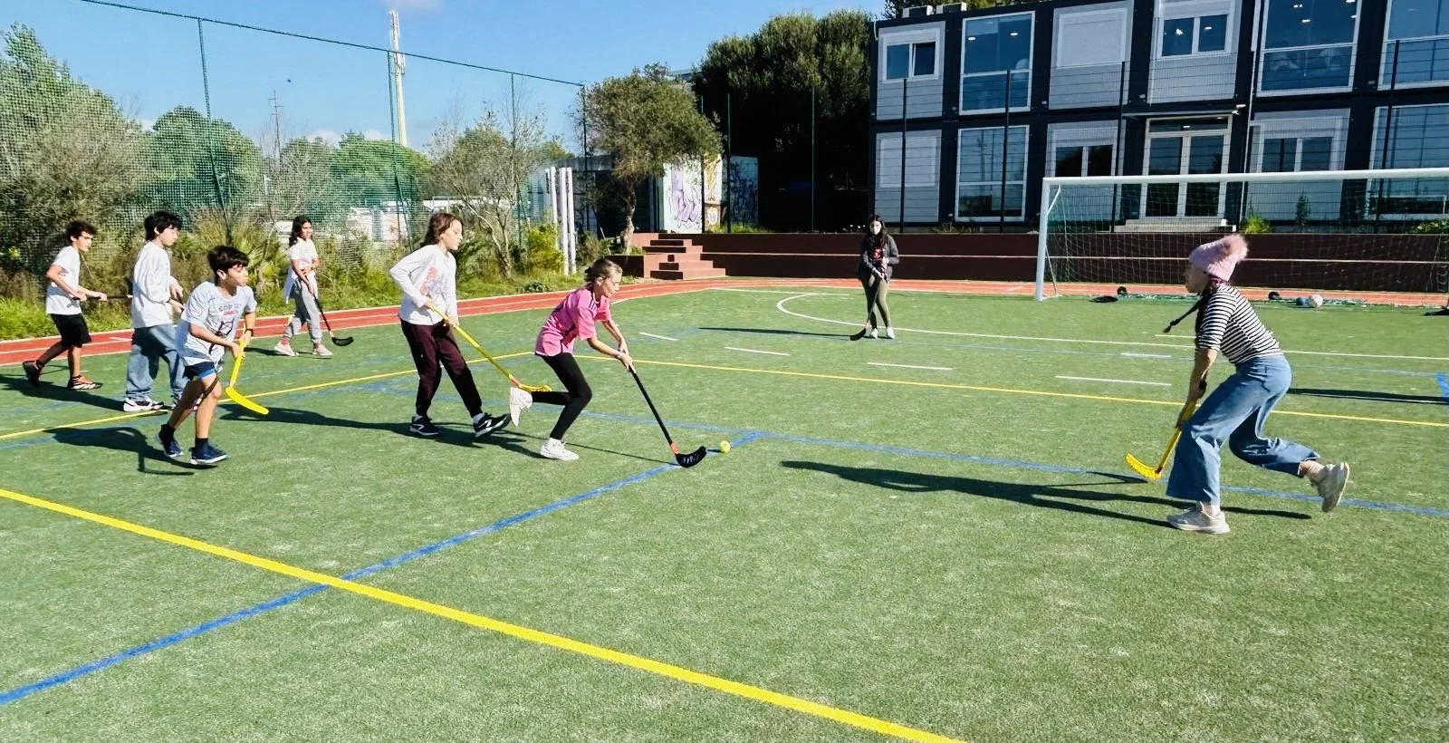 Middle School Students Embrace Hockey in PE Classes | Alunos do Middle School estreiam o hóquei nas aulas de educação física