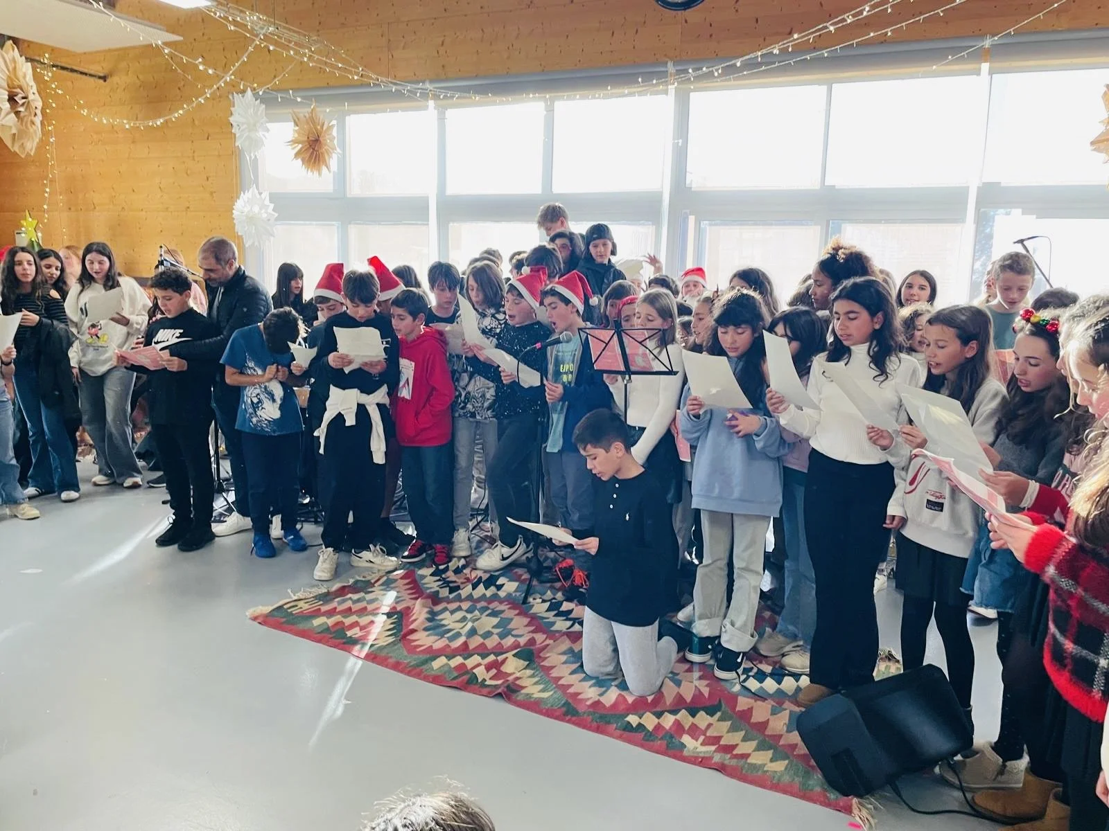 Celebrating the Christmas Season: Middle Schoolers Shine in Christmas Concert | Celebrando o Natal: Alunos do Middle School brilham em concerto de Natal