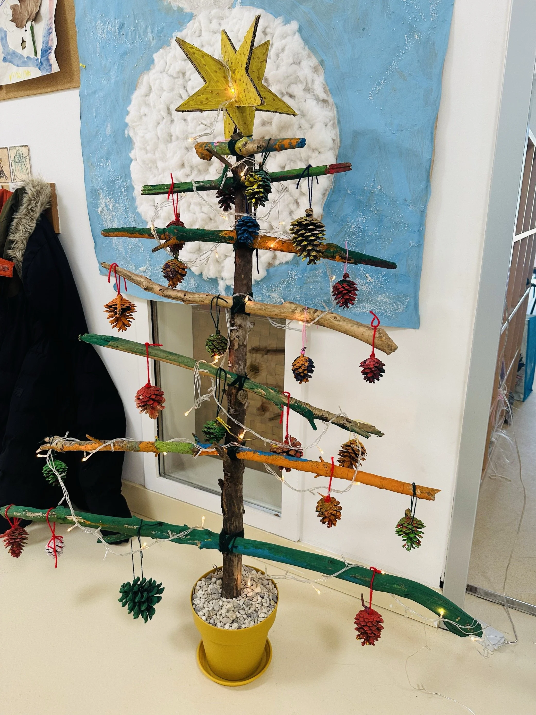 Preschool Promotes a Sustainable Christmas with Decorations Made from Recycled Materials | A pré-escola promove um Natal sustentável com decorações feitas de materiais reciclados