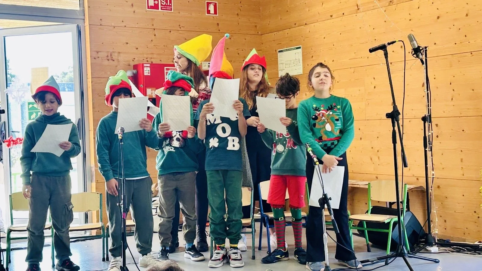 Primary Christmas Celebrations Shine with Student Talent and Community Spirit | As celebrações de Natal da Primária brilham com o talento dos alunos e o espírito de comunidade