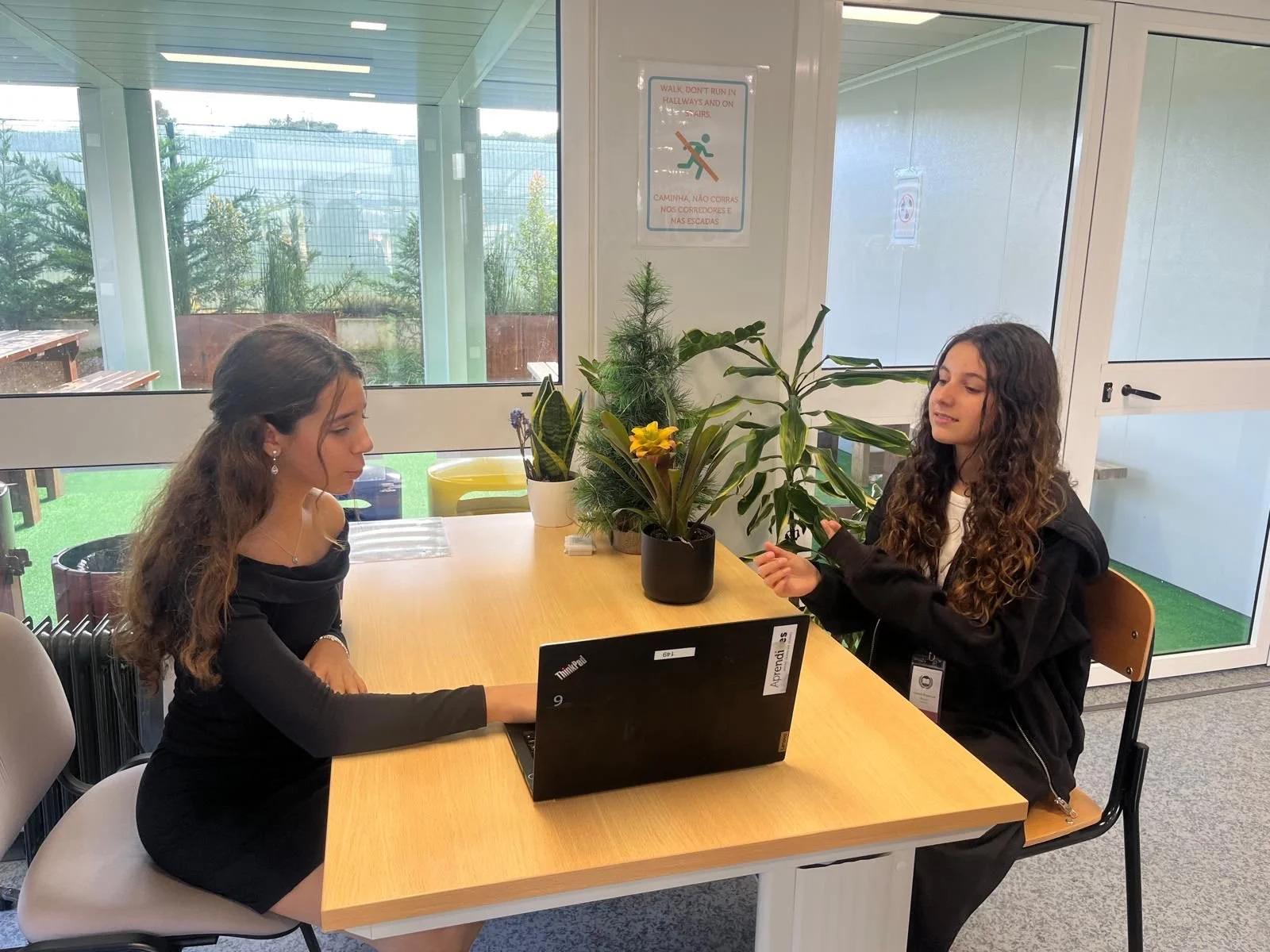 Grade 7 &amp; 8 Podcast to Premiere in January | Podcast de estudantes do 7º e 8º ano a estrear em janeiro