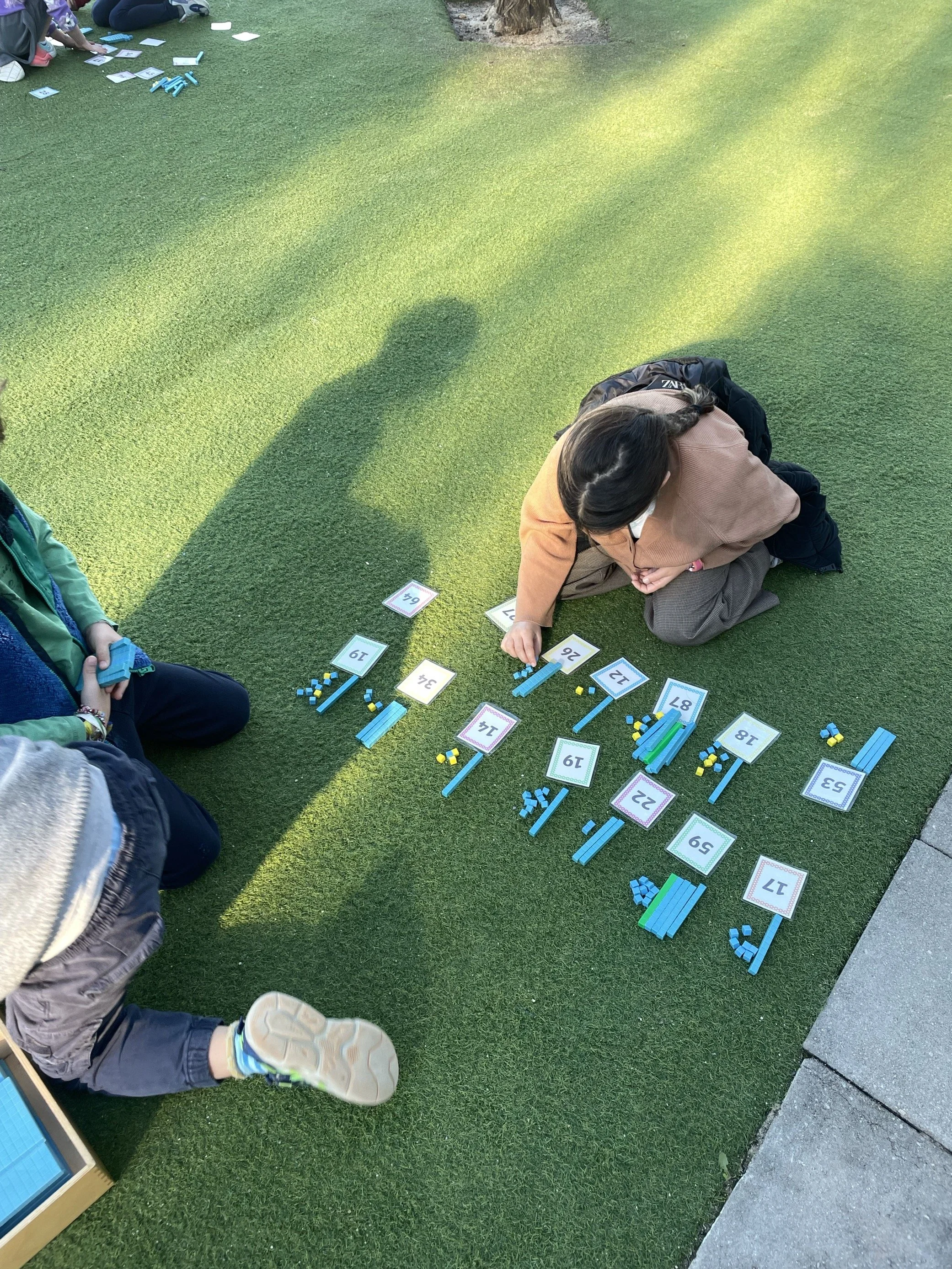 Math Teamwork 1a students enjoy a fun math activity through teamwork! — Aprendizes
