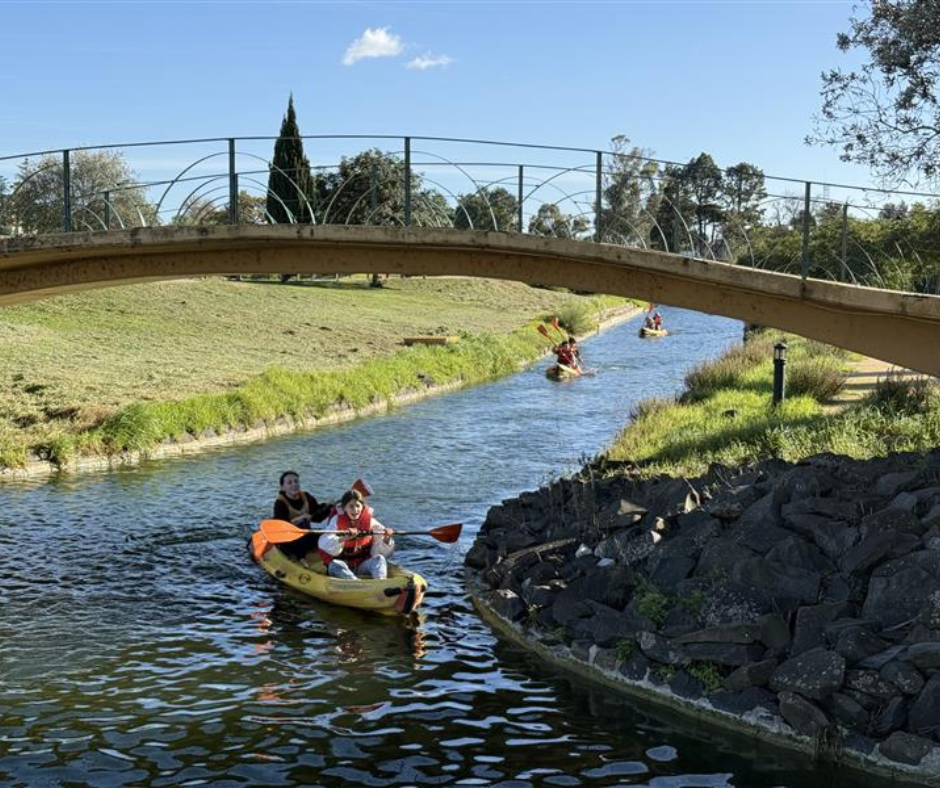 Grade 7's Day of Contemporary Art and Canoeing Fun | O Dia de Arte Contemporânea e Diversão na Canoagem do 7º Ano.