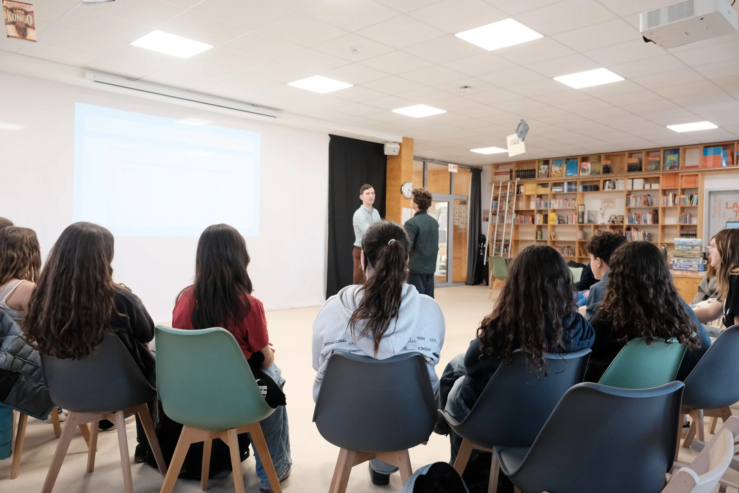 Students Sharpen Skills in Expert Debate Workshop | Alunos Desenvolvem Competências no Workshop de Debate Avançado