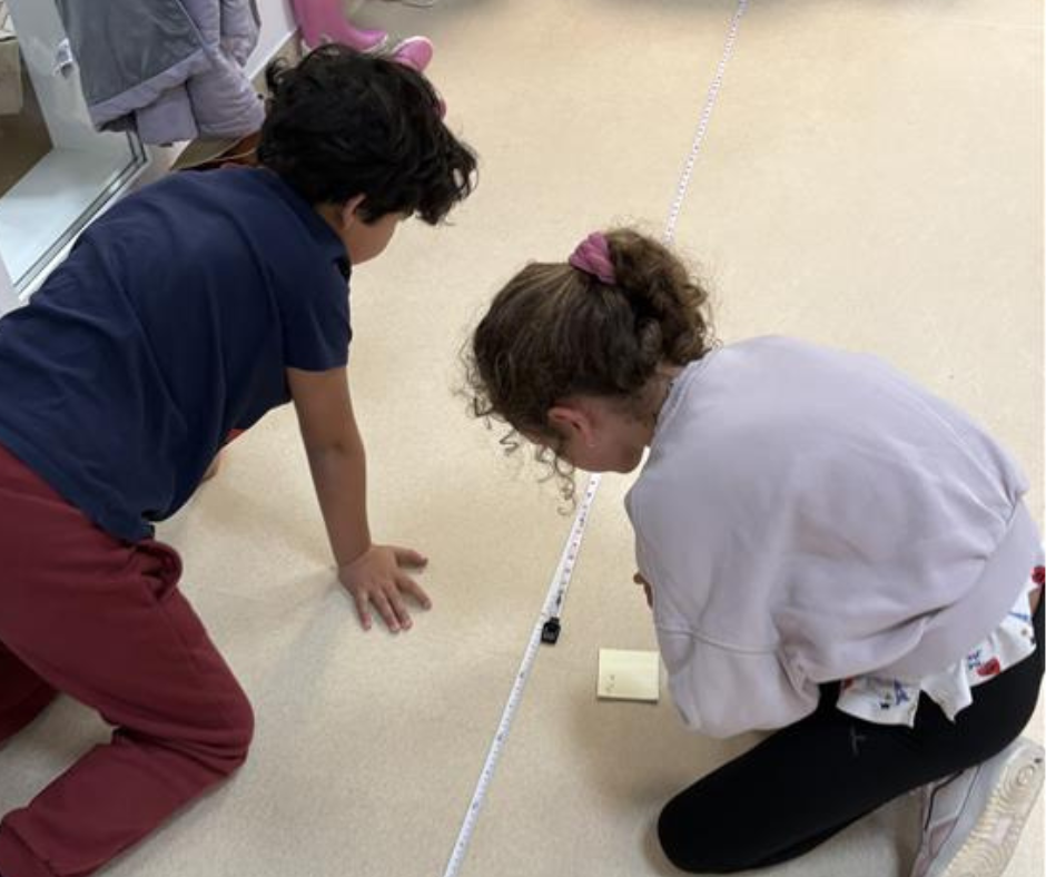 Math in Motion: Exploring Spaces, Solving Problems | Matemática em Ação: Explorar Espaços, Resolver Problemas