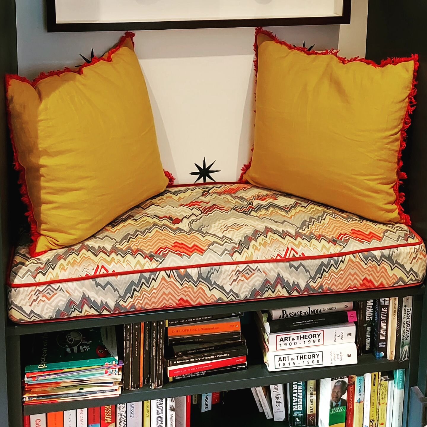 I love this little bedroom alcove.  Utilising all the space and providing the perfect spot to curl up with a book on this comfy cushion.  Good for the rain today, that's for sure.

#readingknook #alcove #seatcushion #bedroominspo #bedroomideas ##coun
