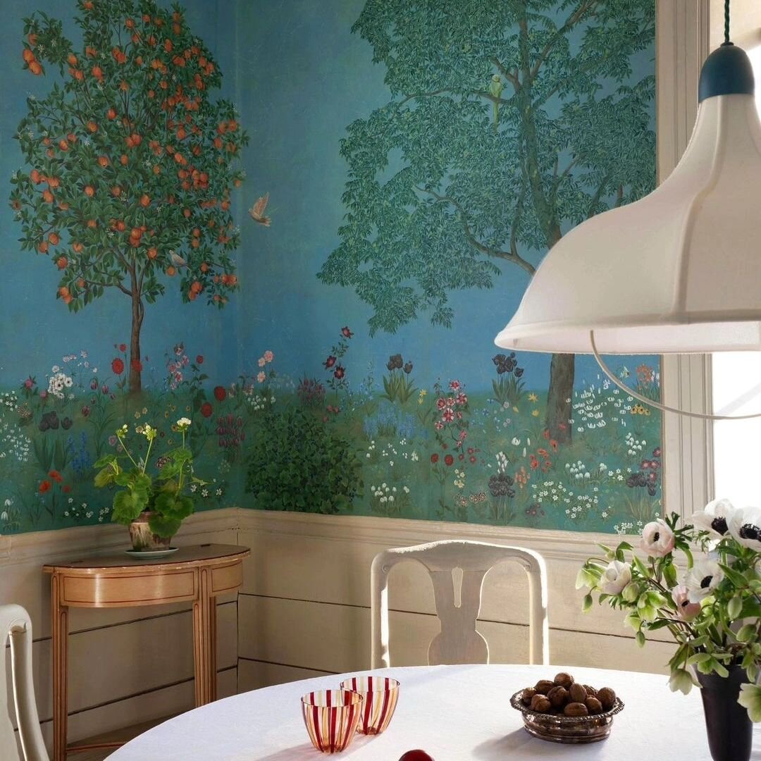 I've always loved a round dining table.  They feel much more sociable, less bulky and create a better feeling of space.  Add @degournay to the walls as seen here, in @beataheuman Swedish home and you have the perfect dining room.

#roundtables #beata