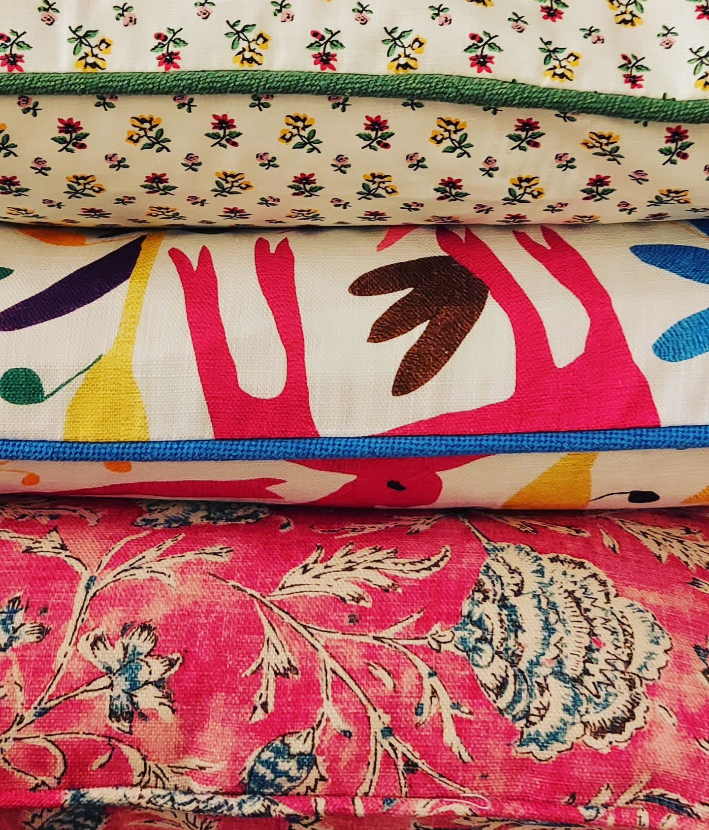 Some fabulous colours here.  Cushions in some of our favourite fabrics 😍

#cushions #handmadecushions #bespokecushions #designersguild #andrewmartin #fabricsourcing #countryfurnishings #howeat36bournestreet #36bournestreet