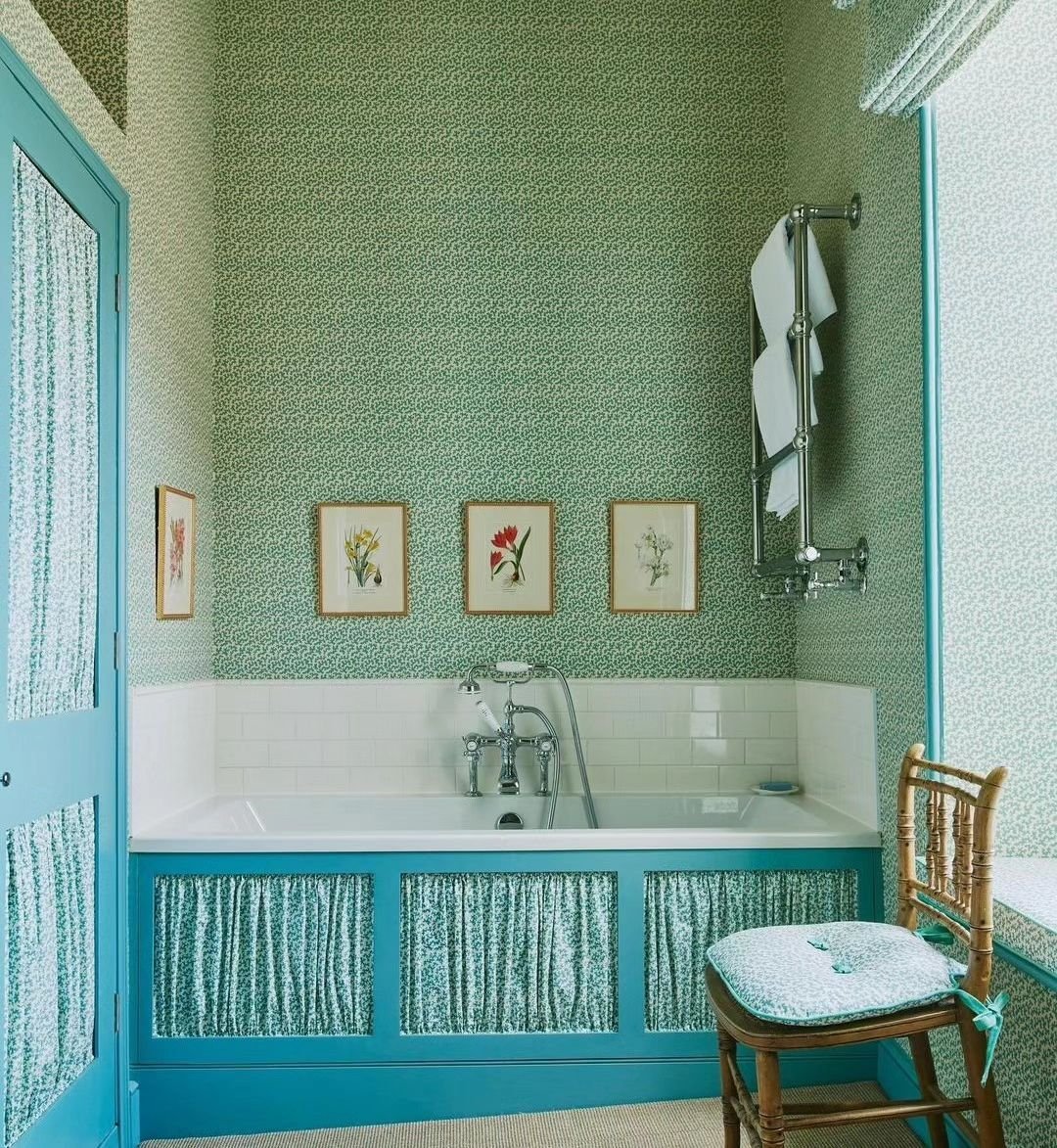 More is definitely more in this fabulous bathroom designed by @carlosgarciainteriors. 🩵💚

#bathroomdecor #bathroominspiration #sibylcolefaxandjohnfowler #squiggle #greenandturquoise #carlosgarciainteriors #romanblinds #fabricbathpanel #wallpaperedb
