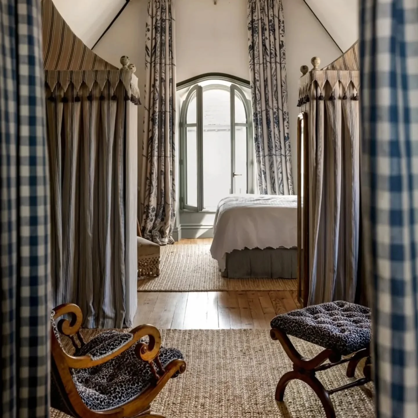 I'd be VERY happy to spend the summer at the beautiful holiday home of @martadelarica.  The drama and romance of the bed canopies, tents and those curtains (I'd love to know the drop!).

📸 @annamalmbergphoto 

#martadelarica #biarritz #bedcanopy #ho